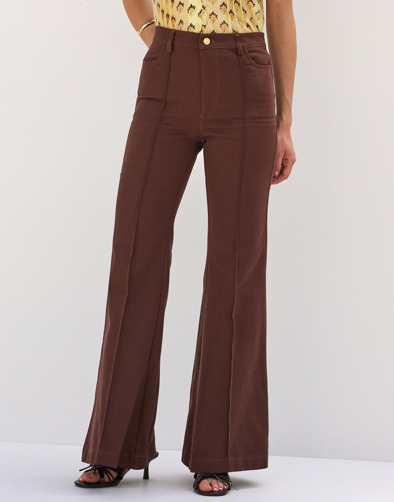 Jeans with topstitched detail
