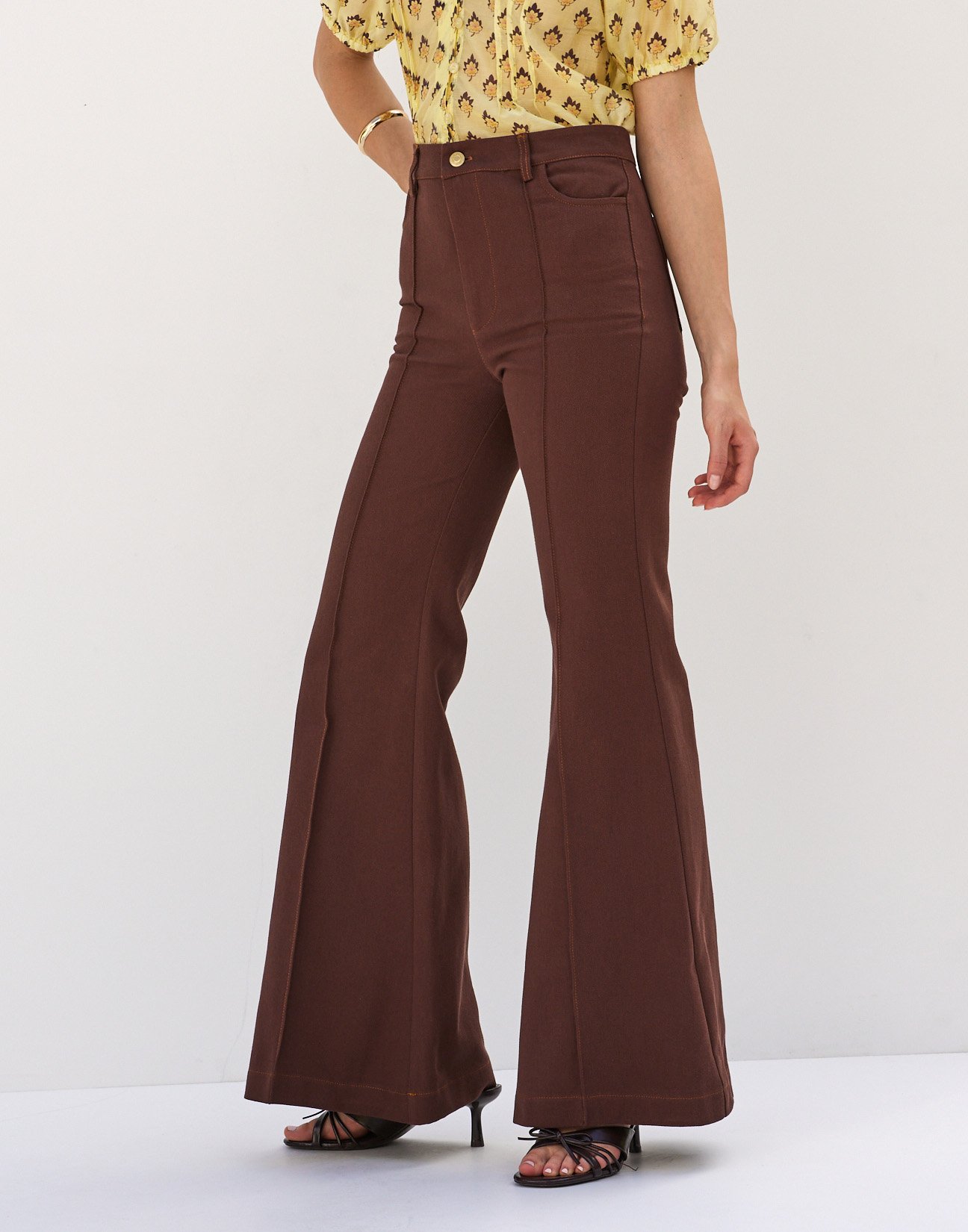 Jeans with topstitched detail