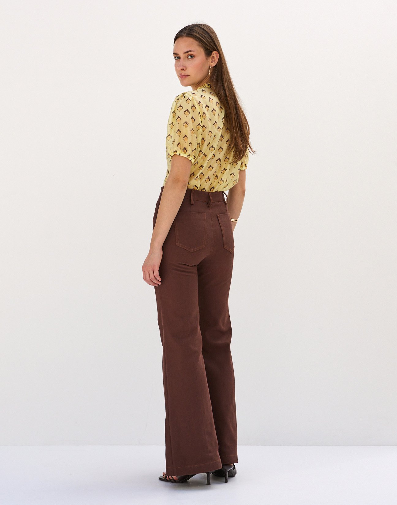 Jeans with topstitched detail