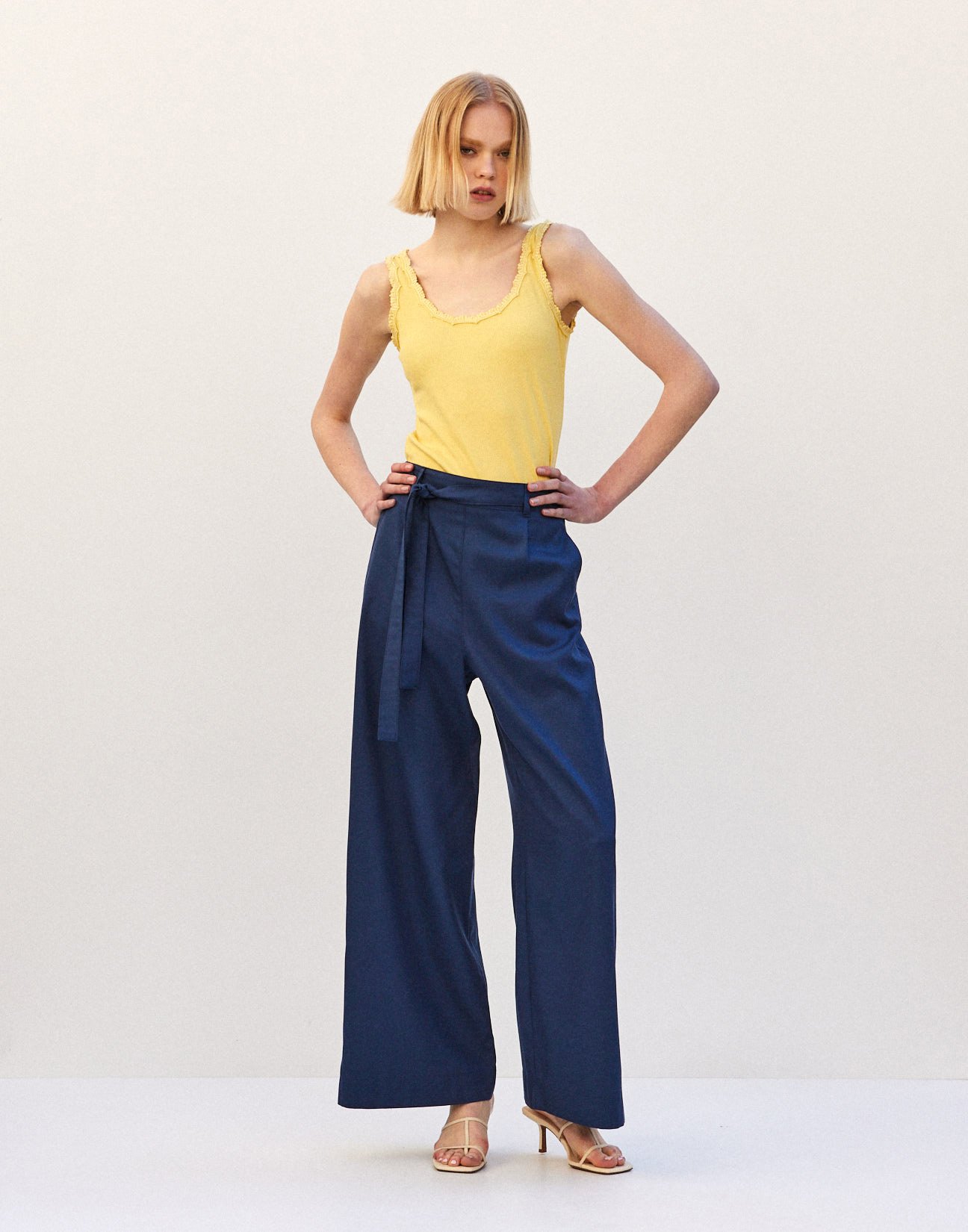 Trousers with belt