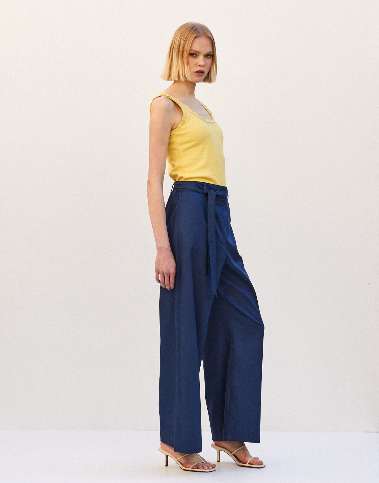 Trousers with belt