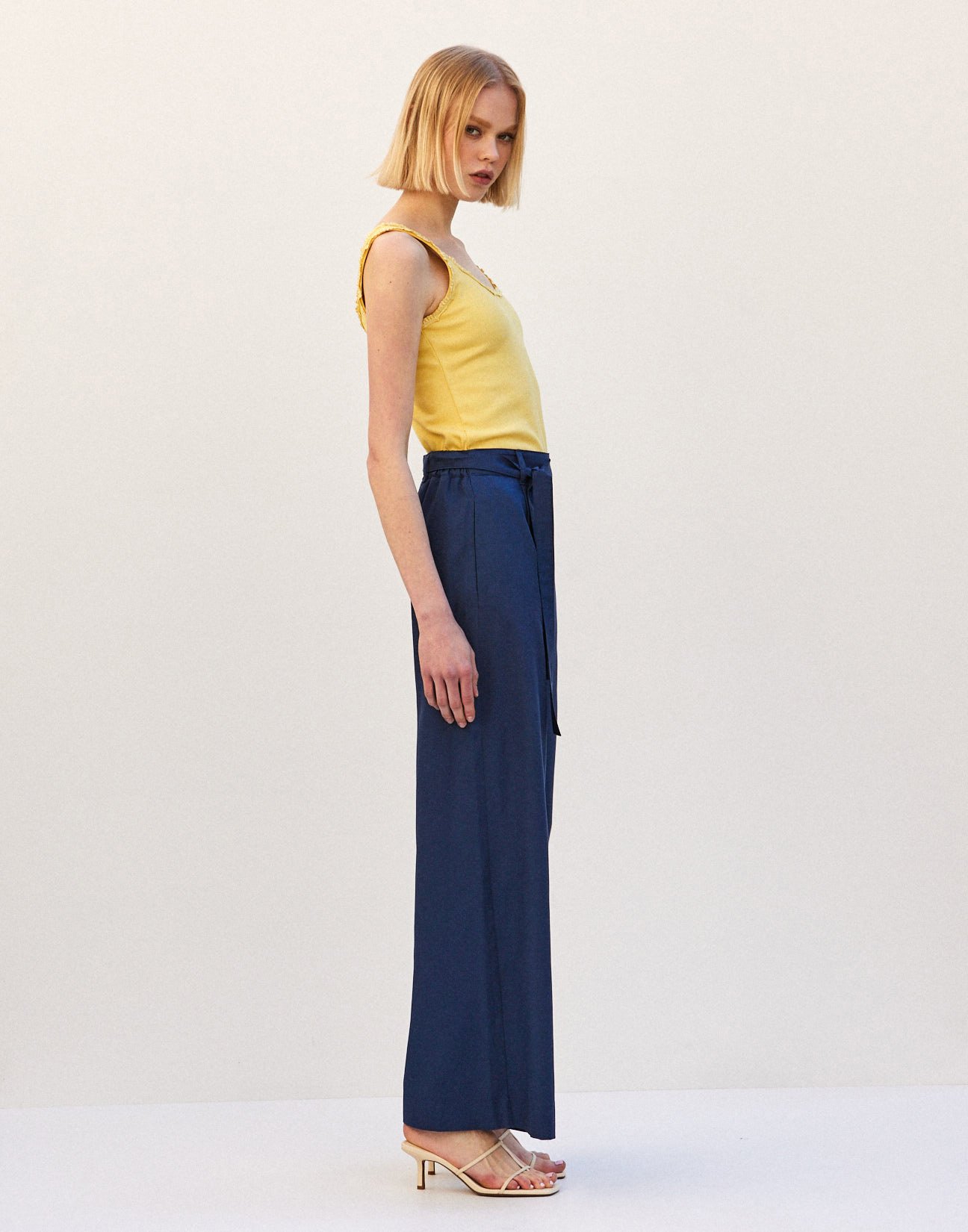 Trousers with belt