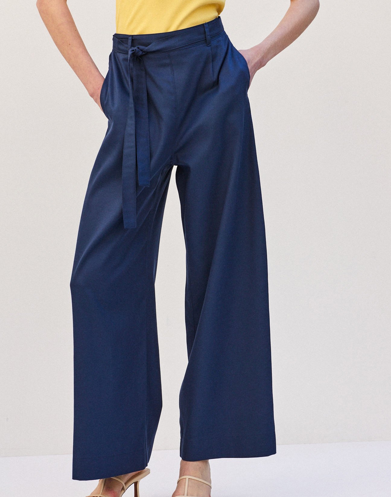 Trousers with belt