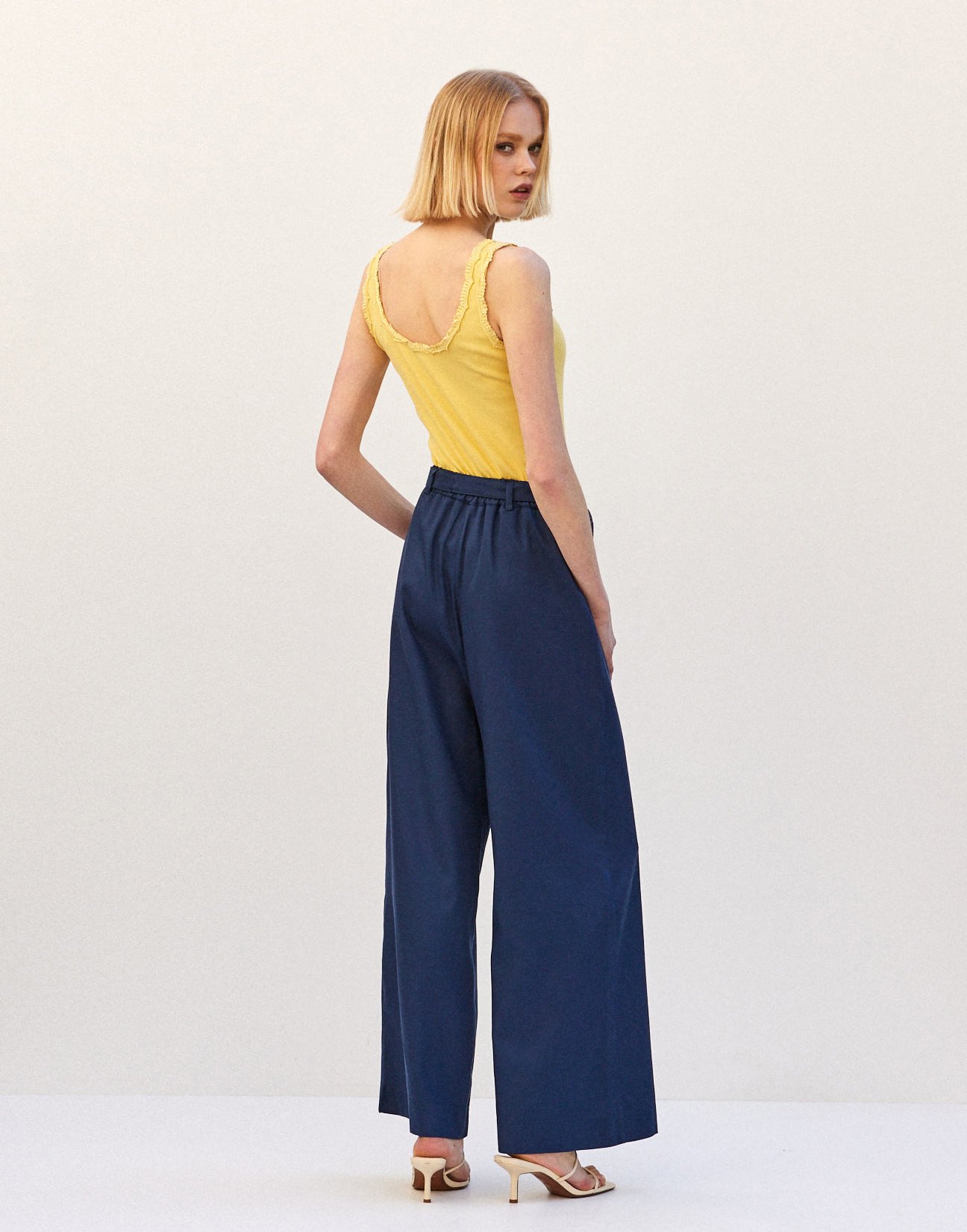 Trousers with belt