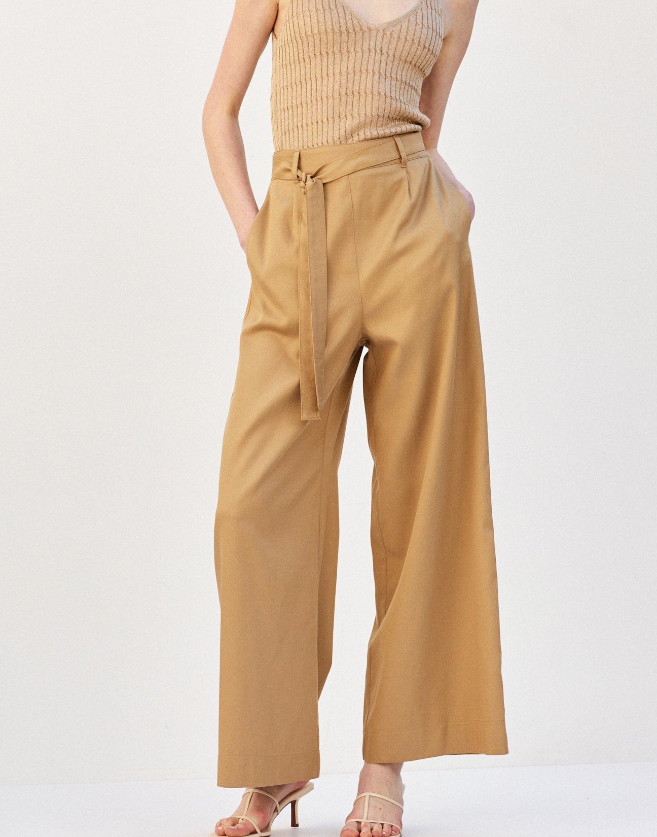 Trousers with belt
