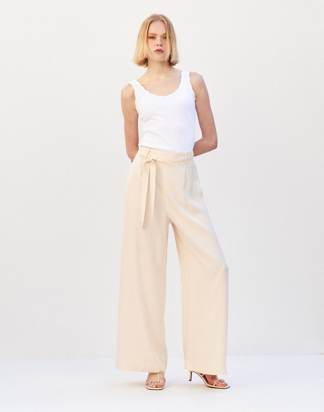 Trousers with belt
