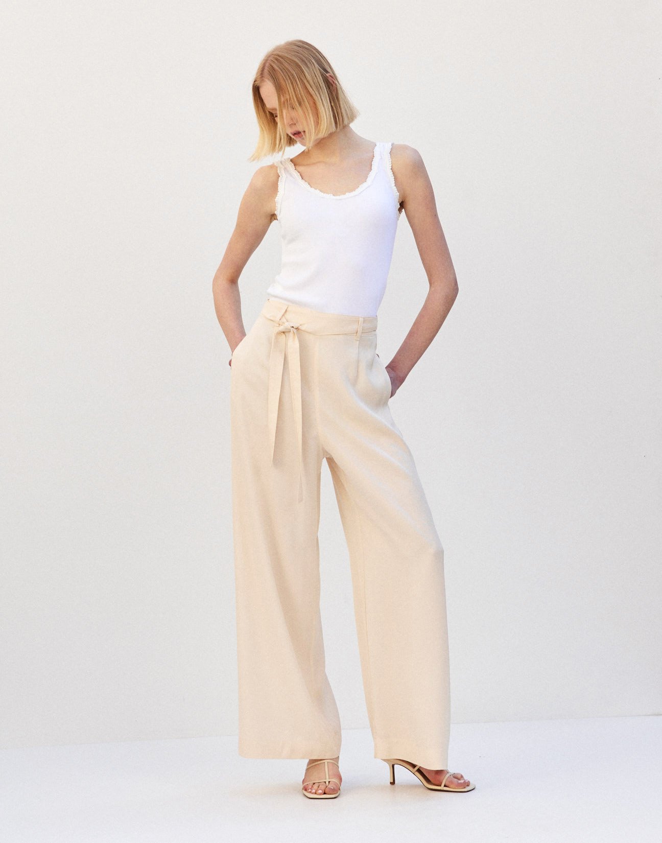 Trousers with belt