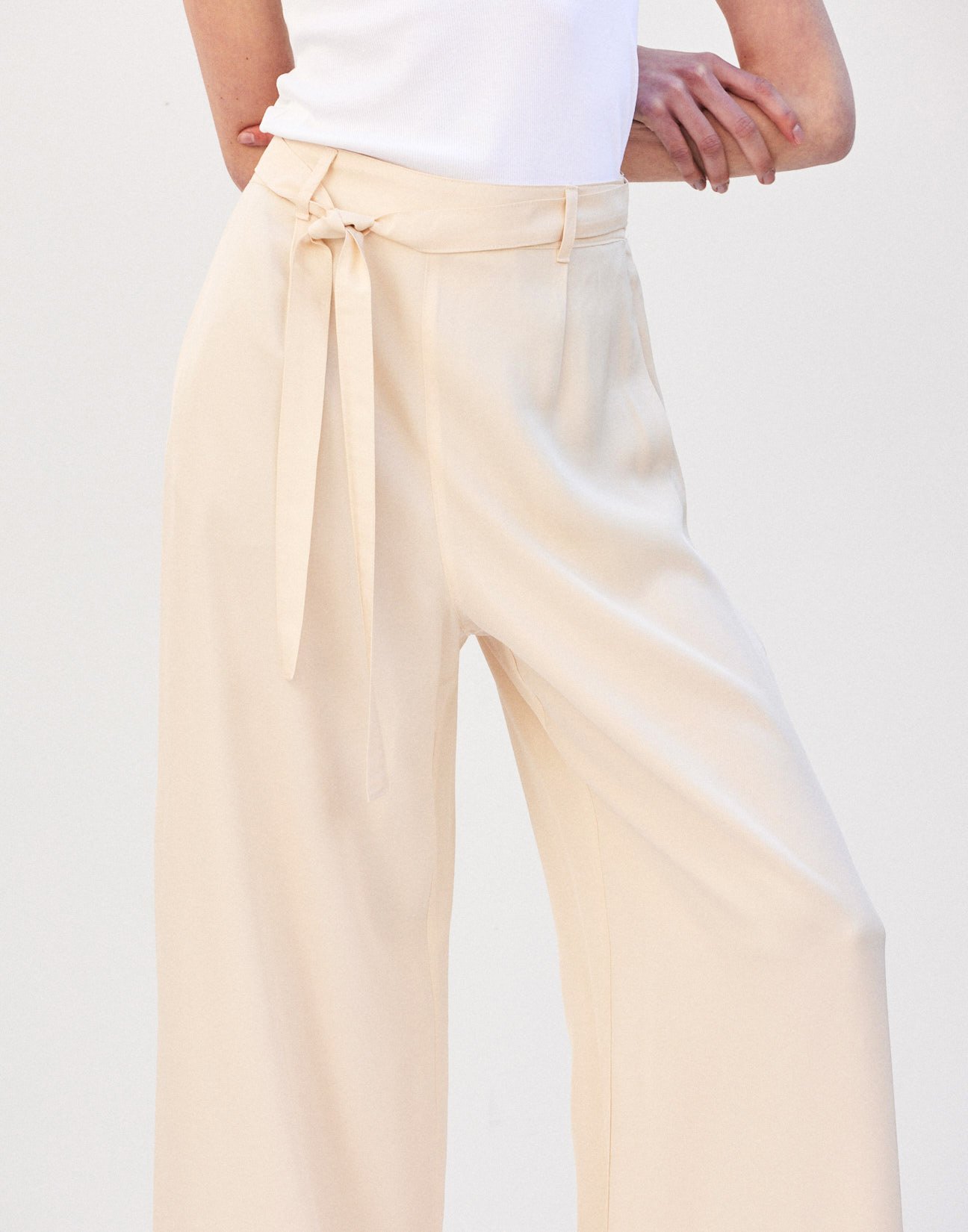 Trousers with belt