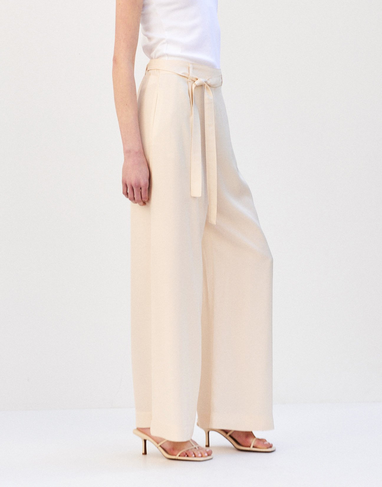 Trousers with belt