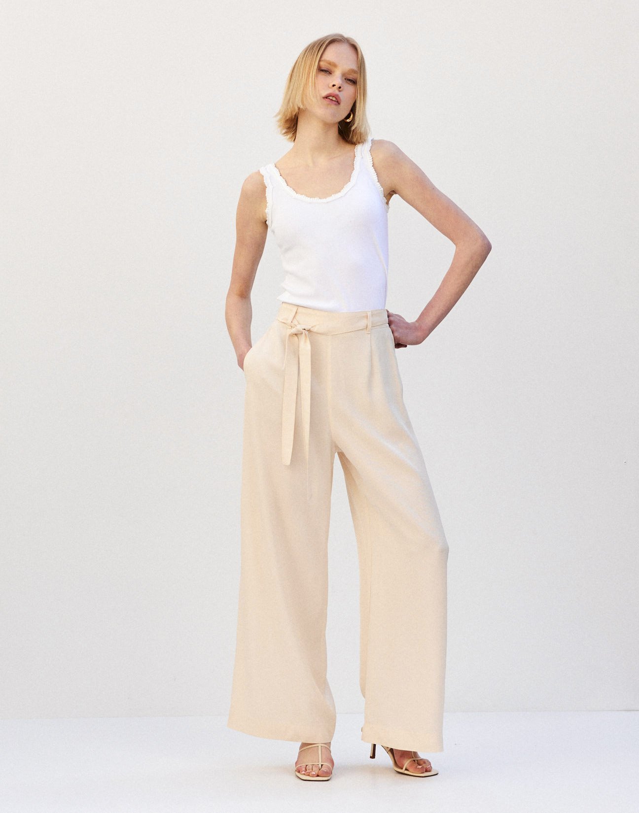 Trousers with belt