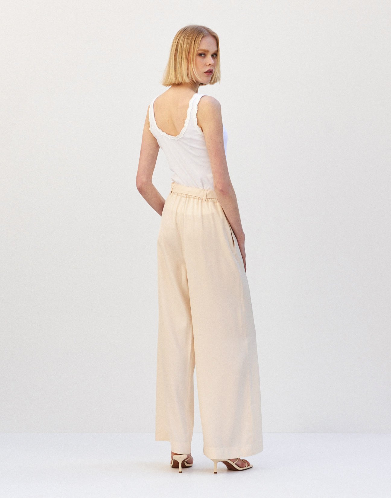 Trousers with belt