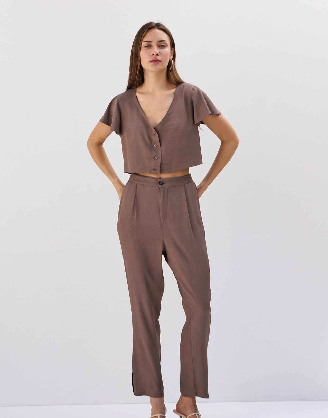 Trousers with slits