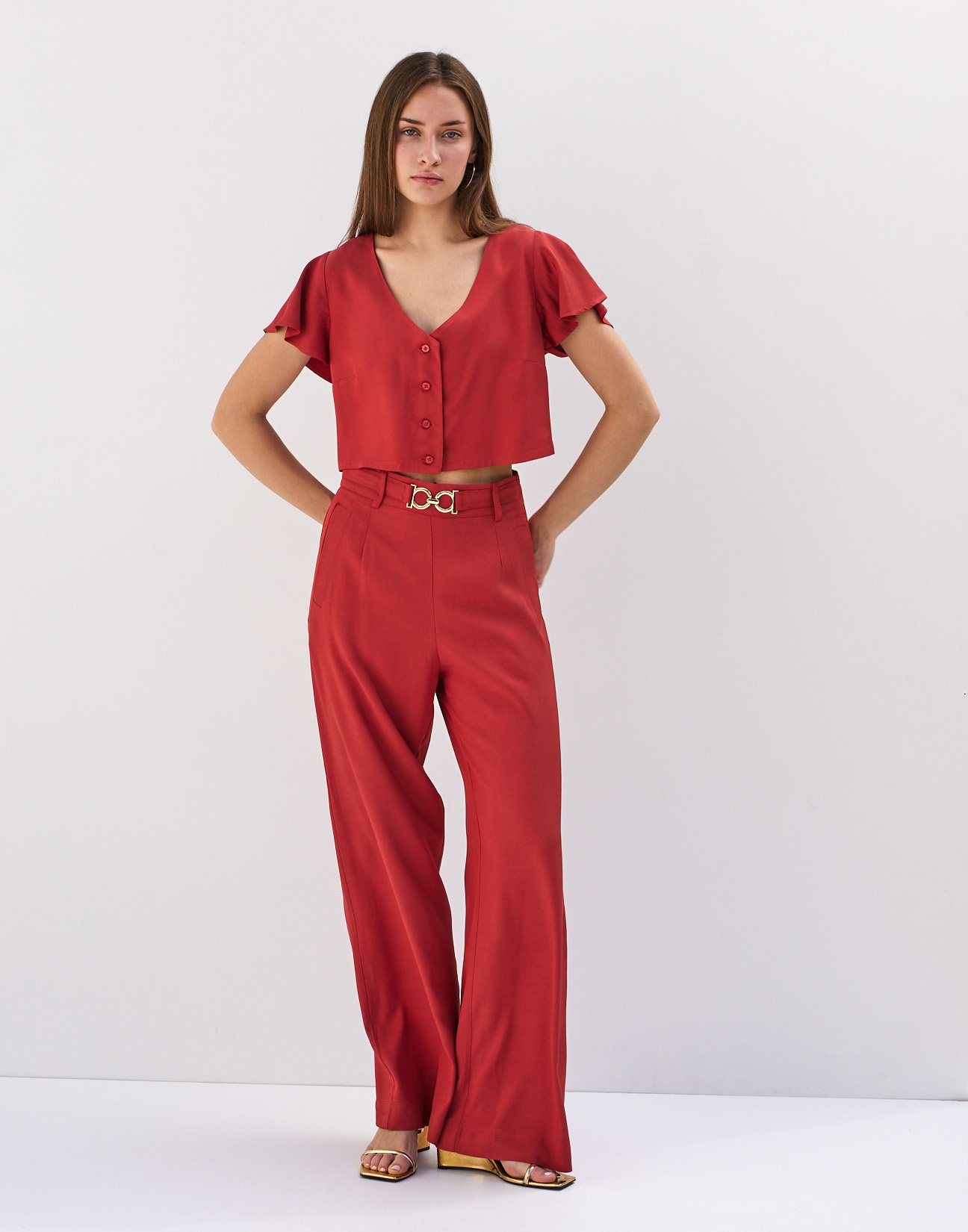 Trousers with buckle