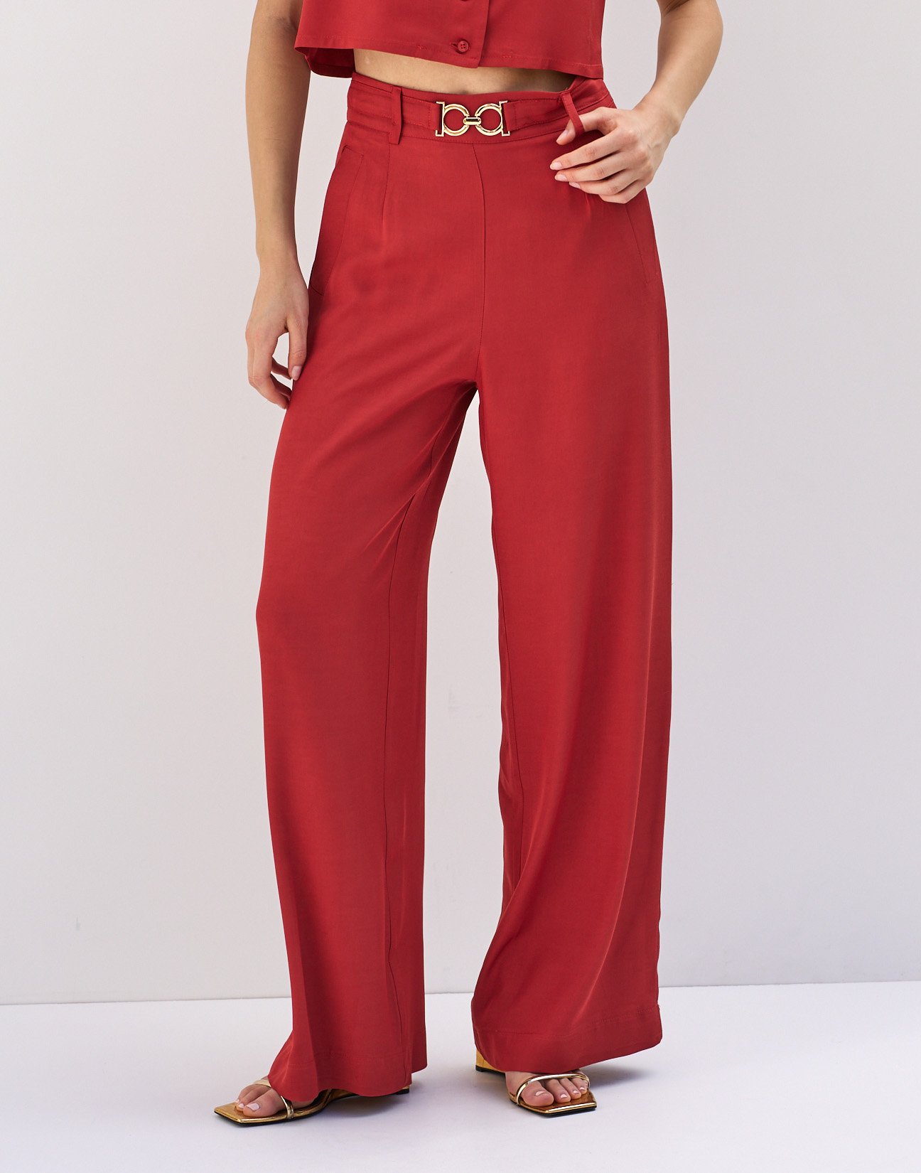 Trousers with buckle