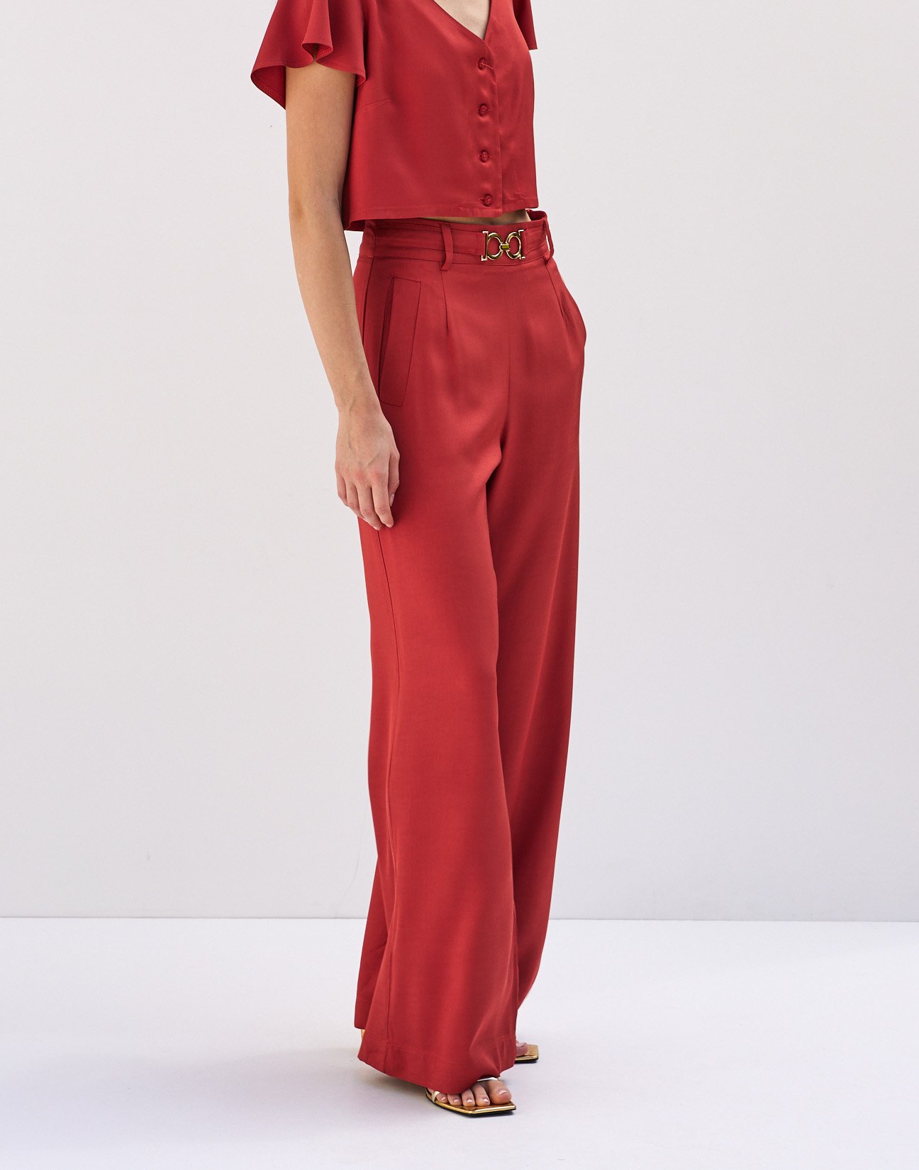 Trousers with buckle