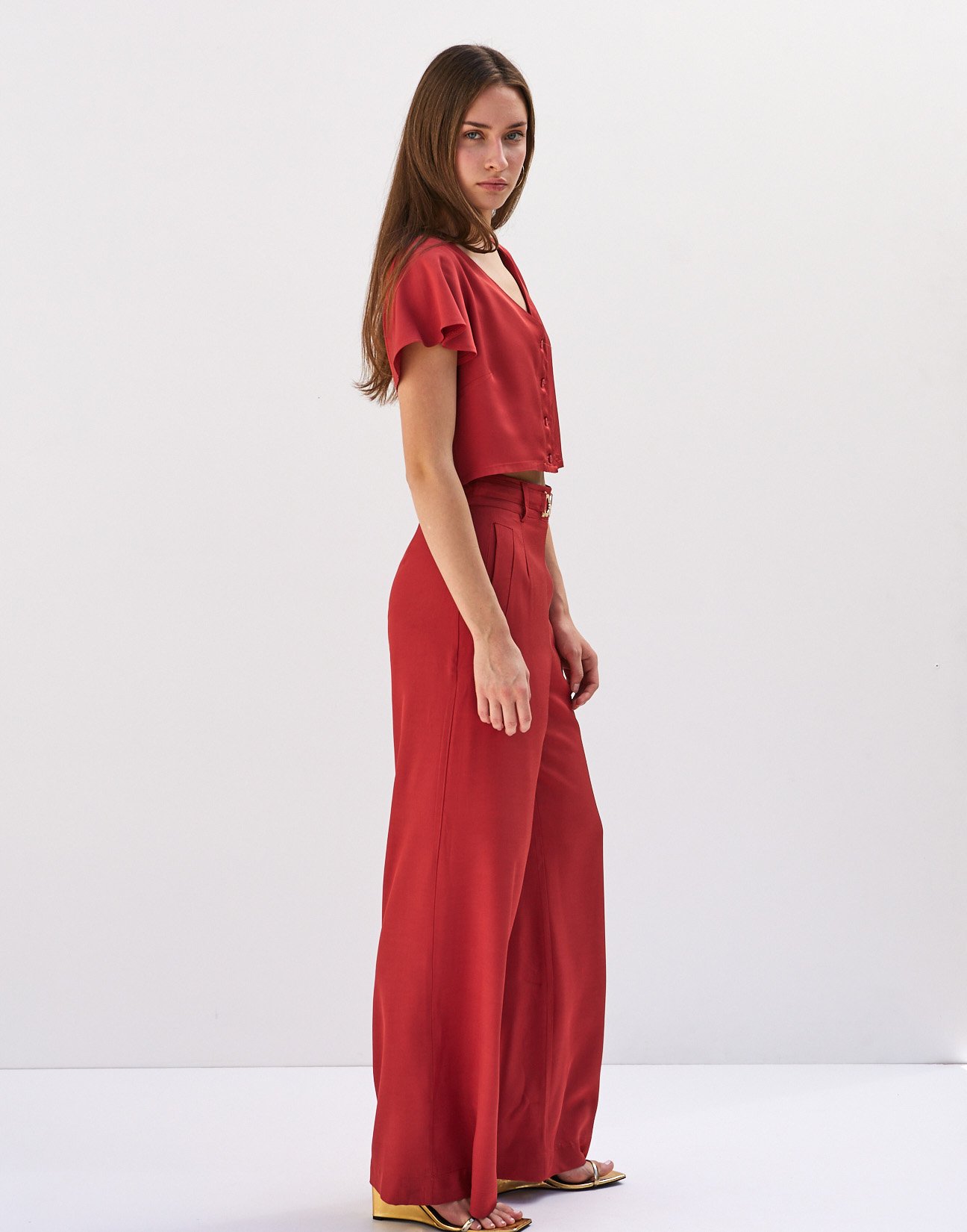 Trousers with buckle
