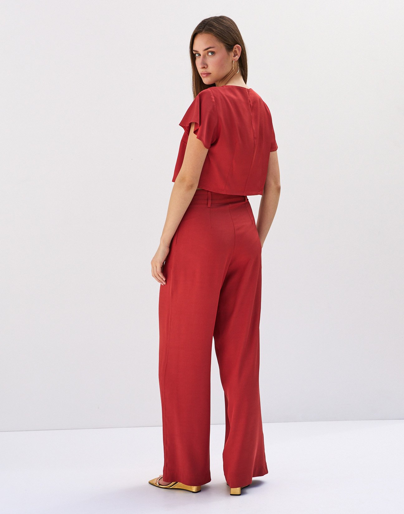 Trousers with buckle