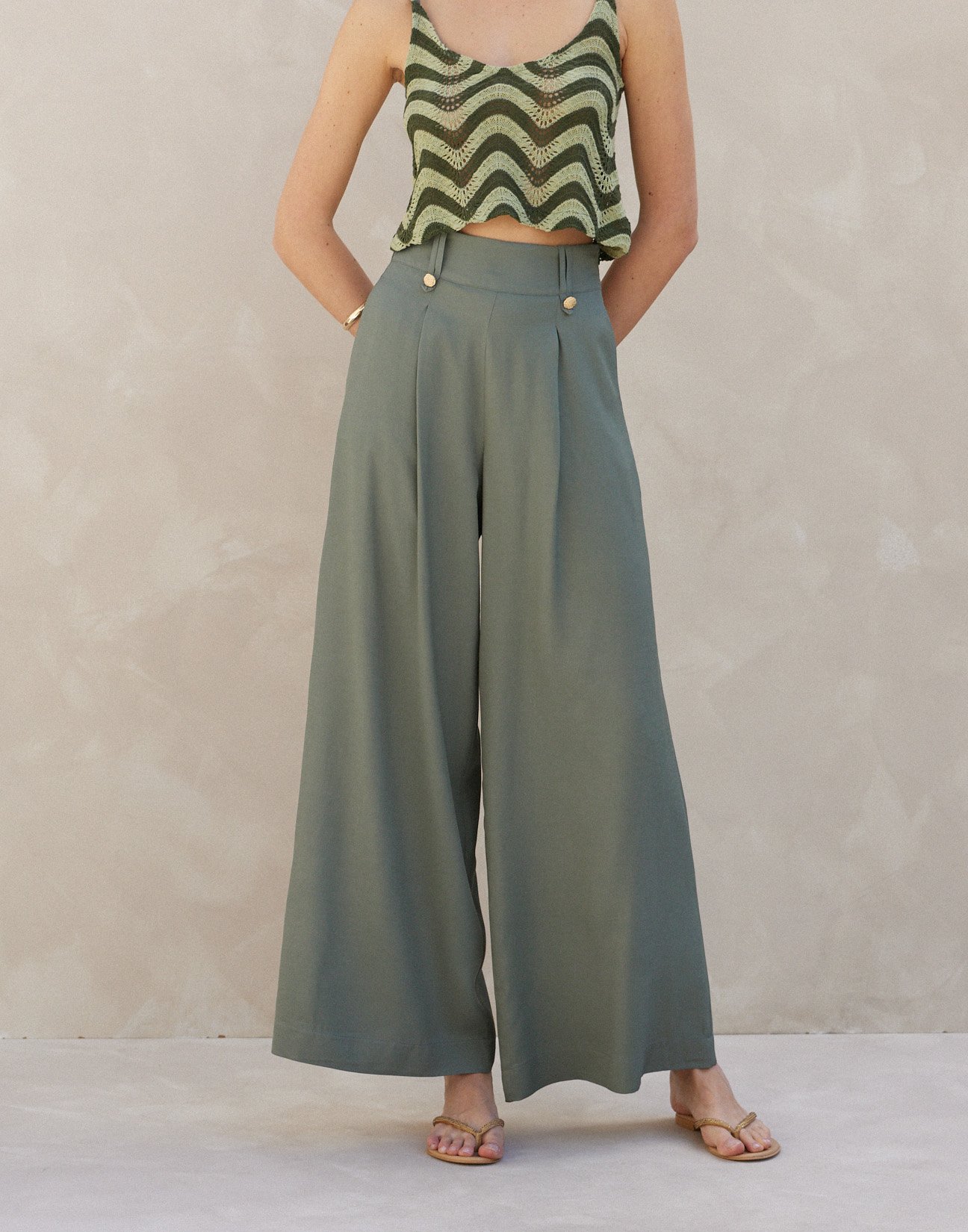 Linen trousers with buttons