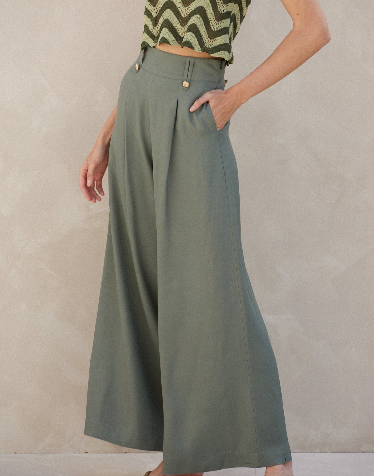 Linen trousers with buttons