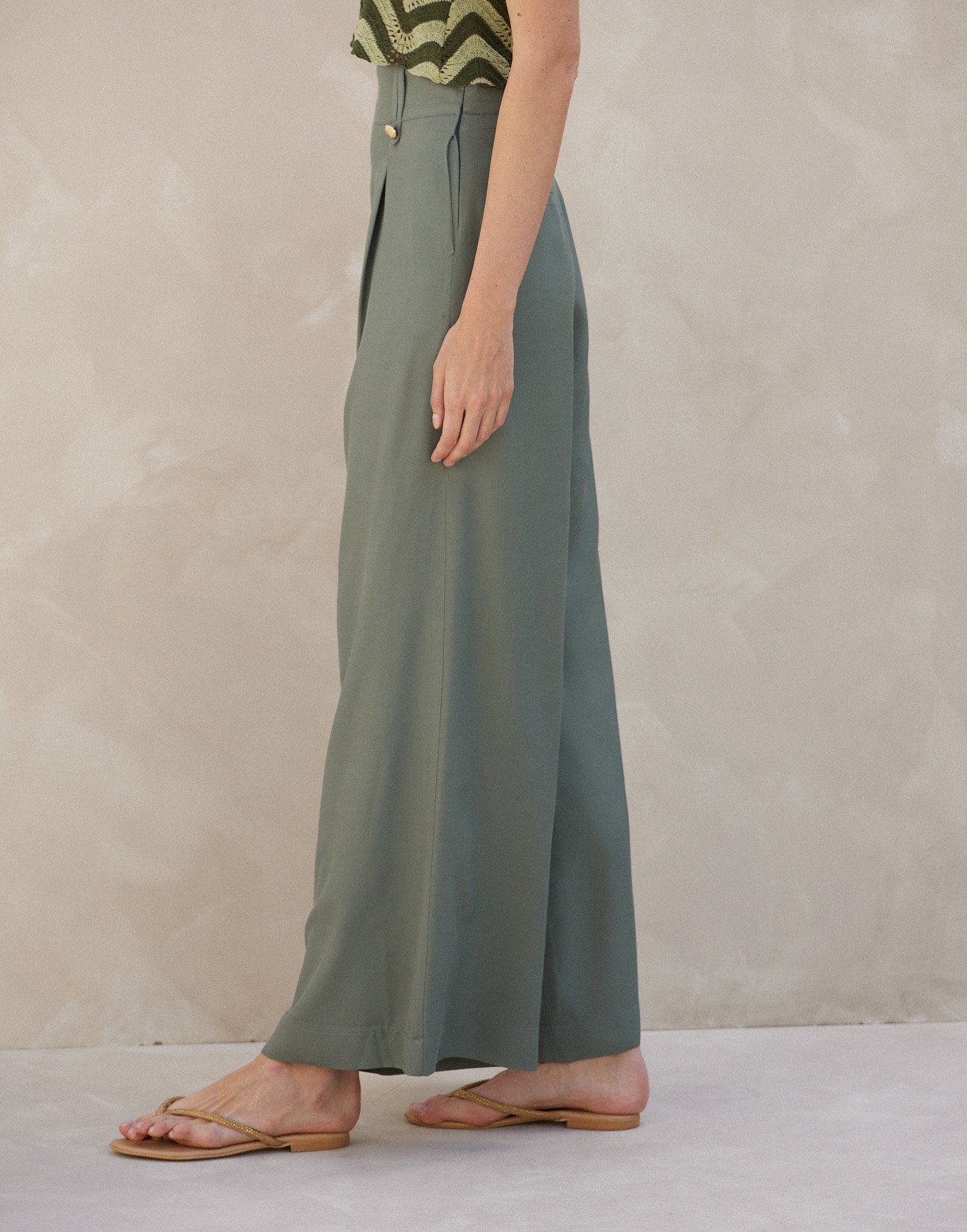 Linen trousers with buttons