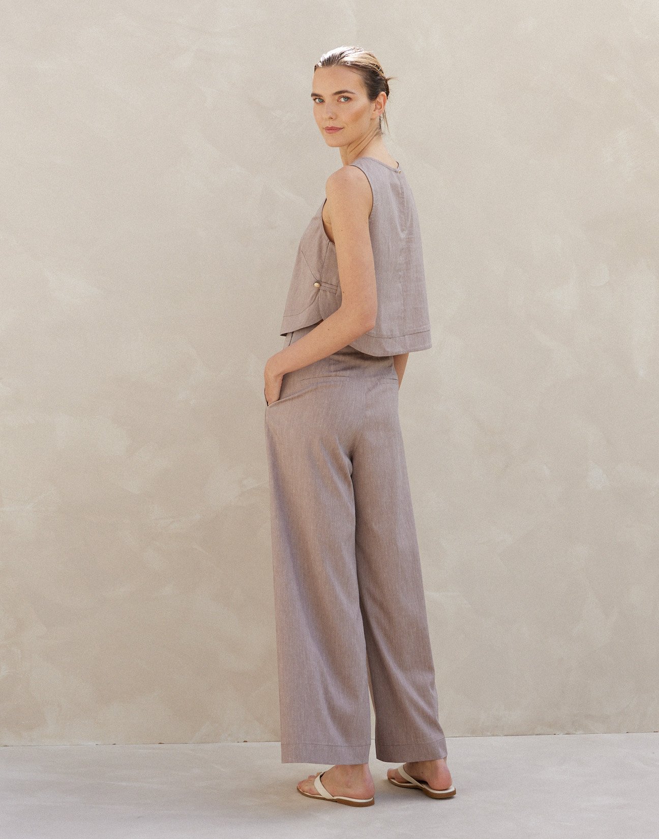 Linen trousers with buttons