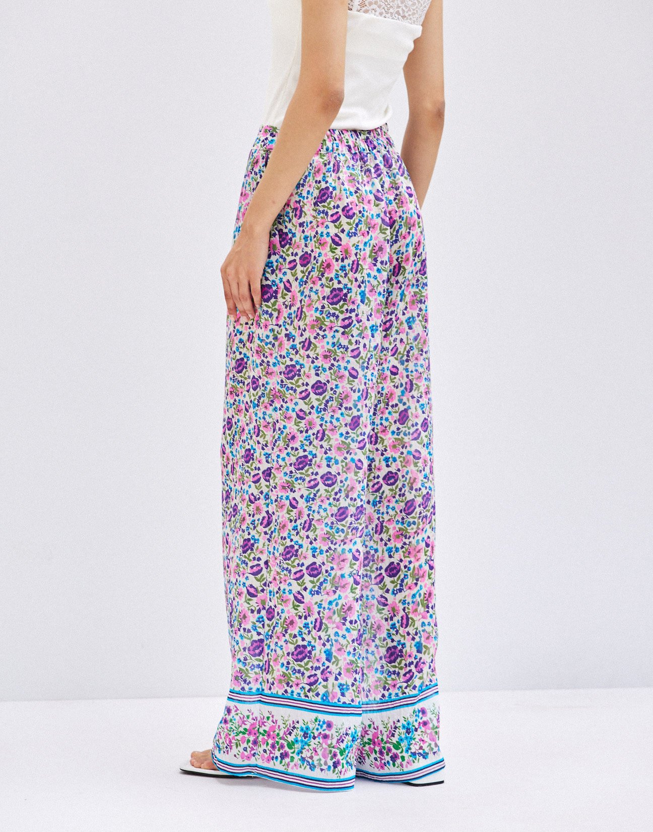 Printed trousers with pleats