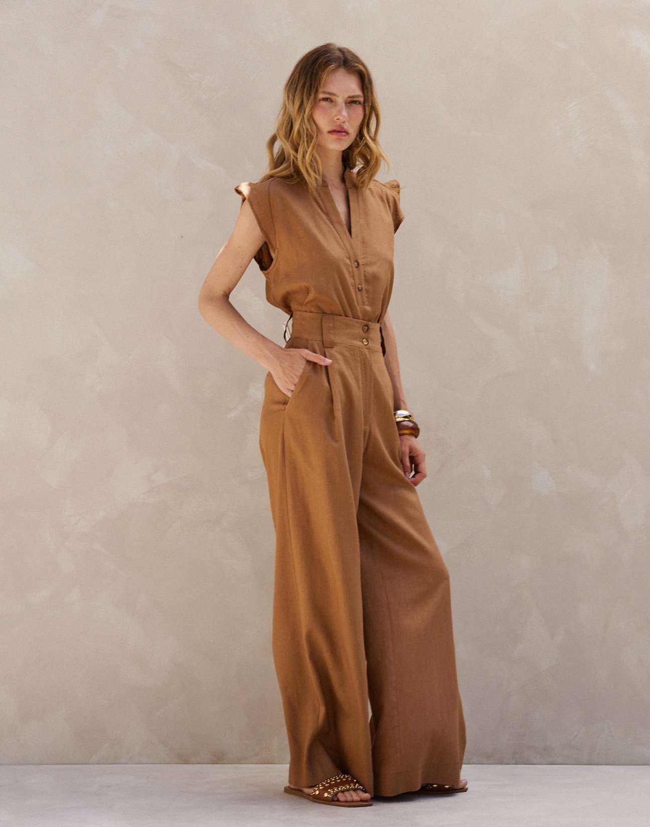 Linen trousers with buttons