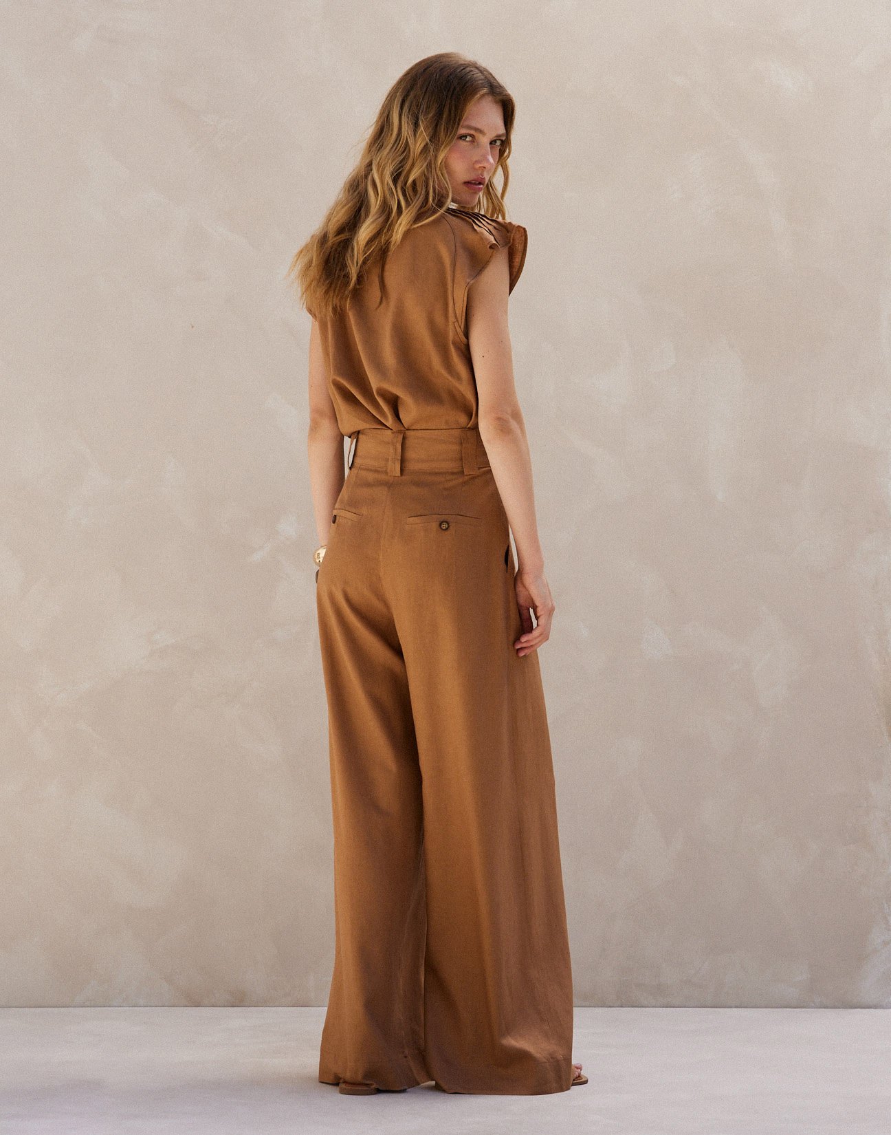 Linen trousers with buttons