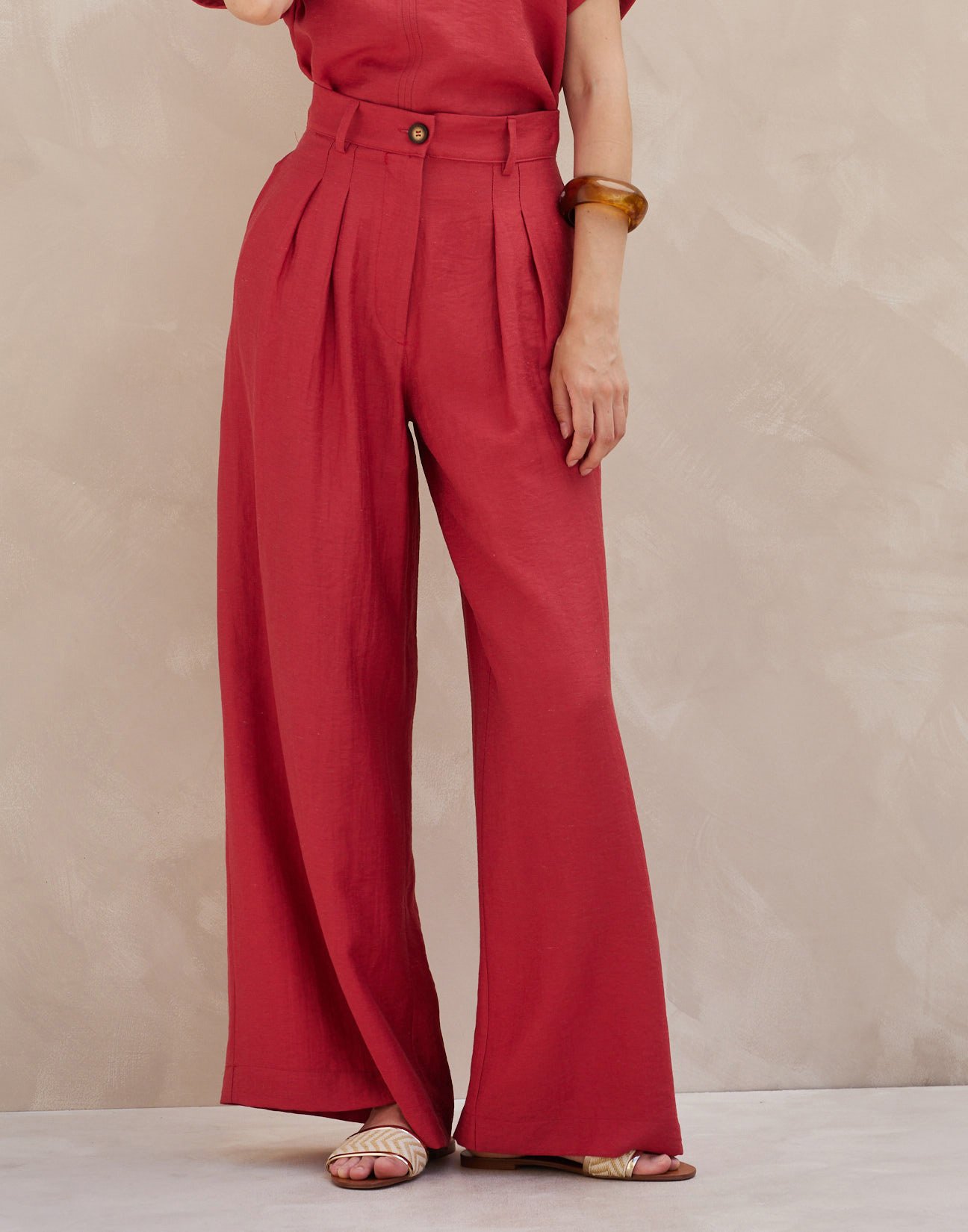 Trousers with pleats