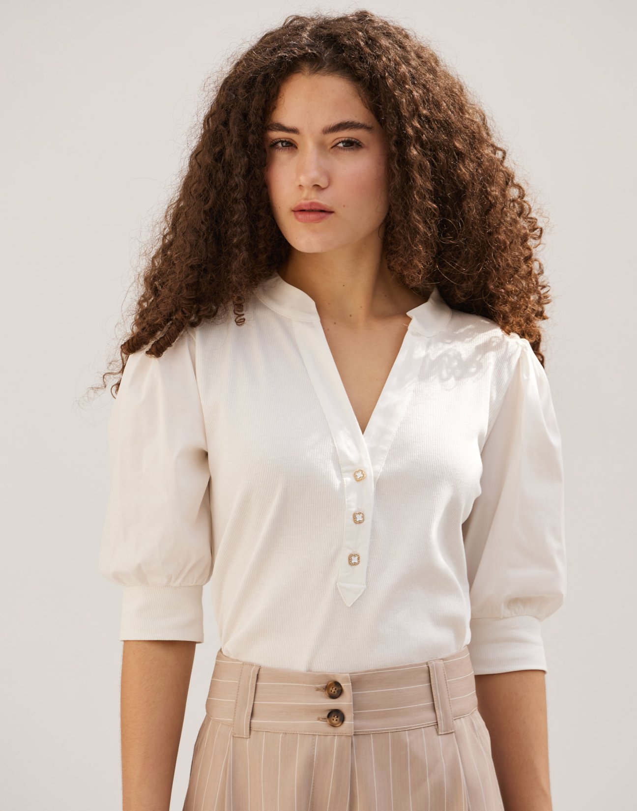 Blouse with puffed sleeves