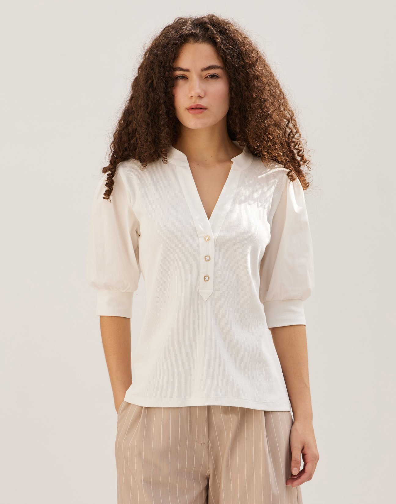Blouse with puffed sleeves