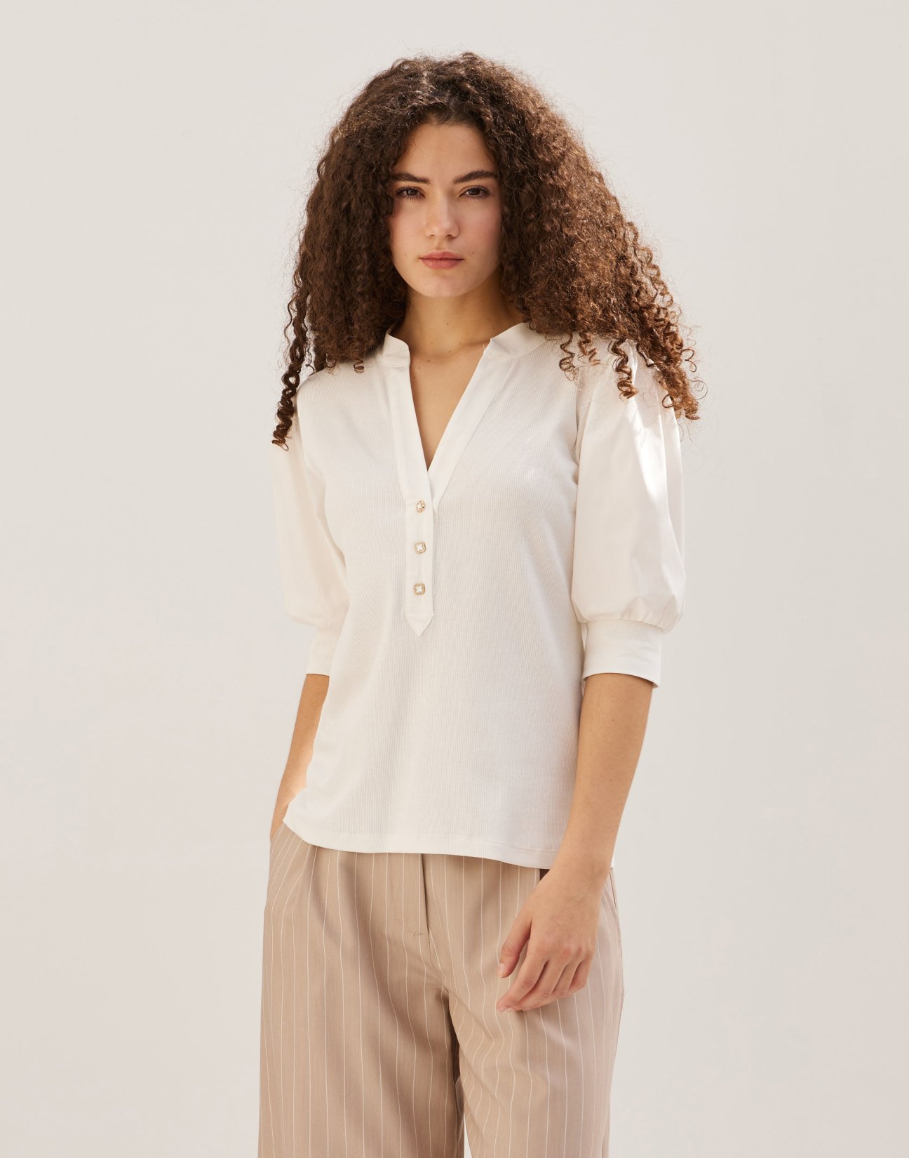 Blouse with puffed sleeves