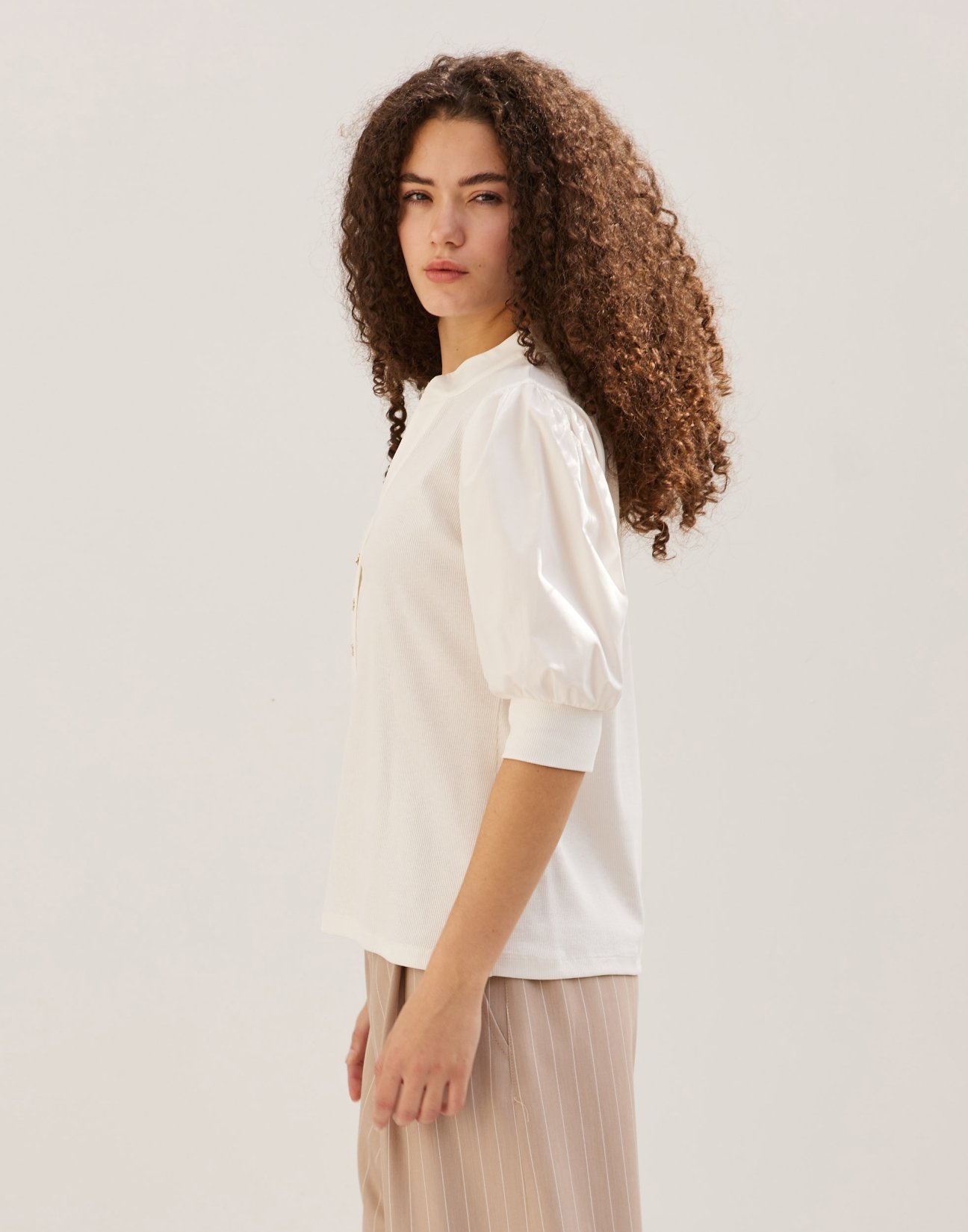 Blouse with puffed sleeves