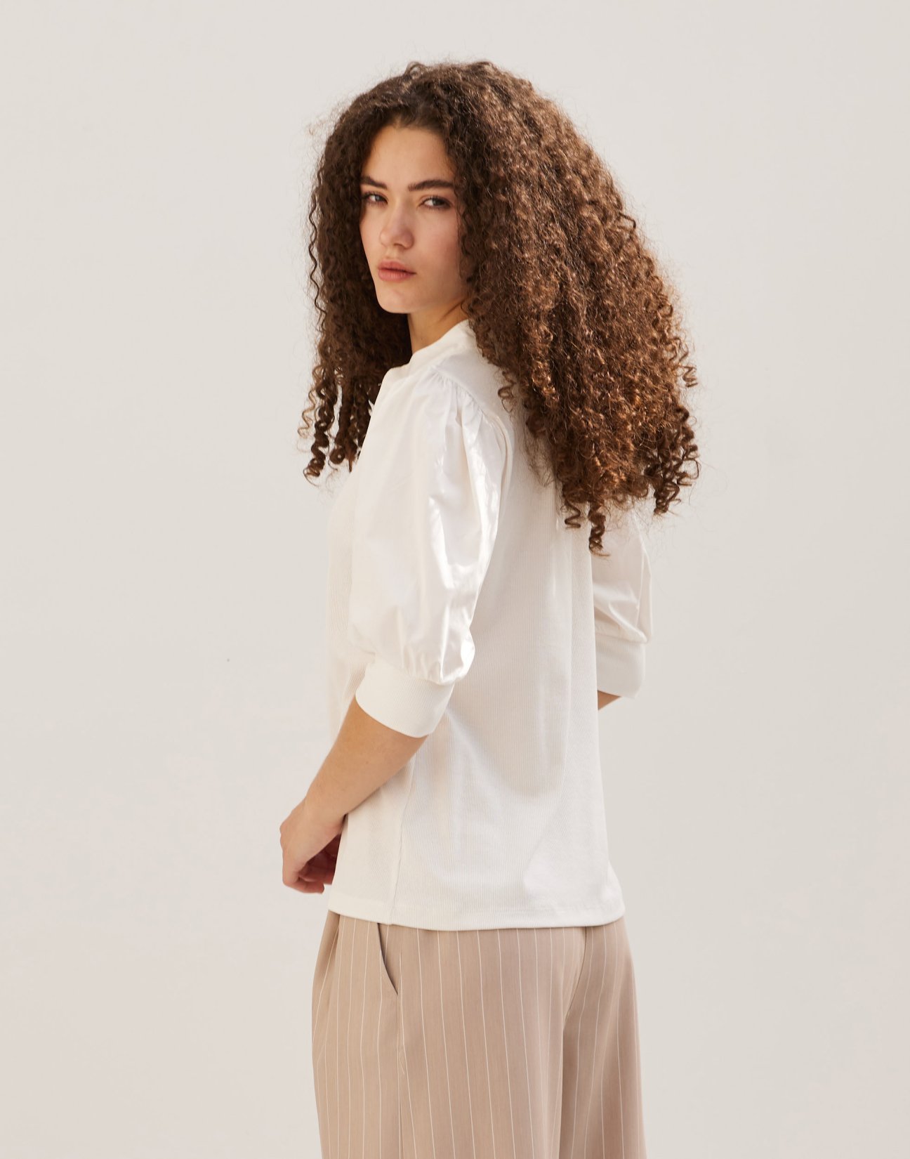 Blouse with puffed sleeves
