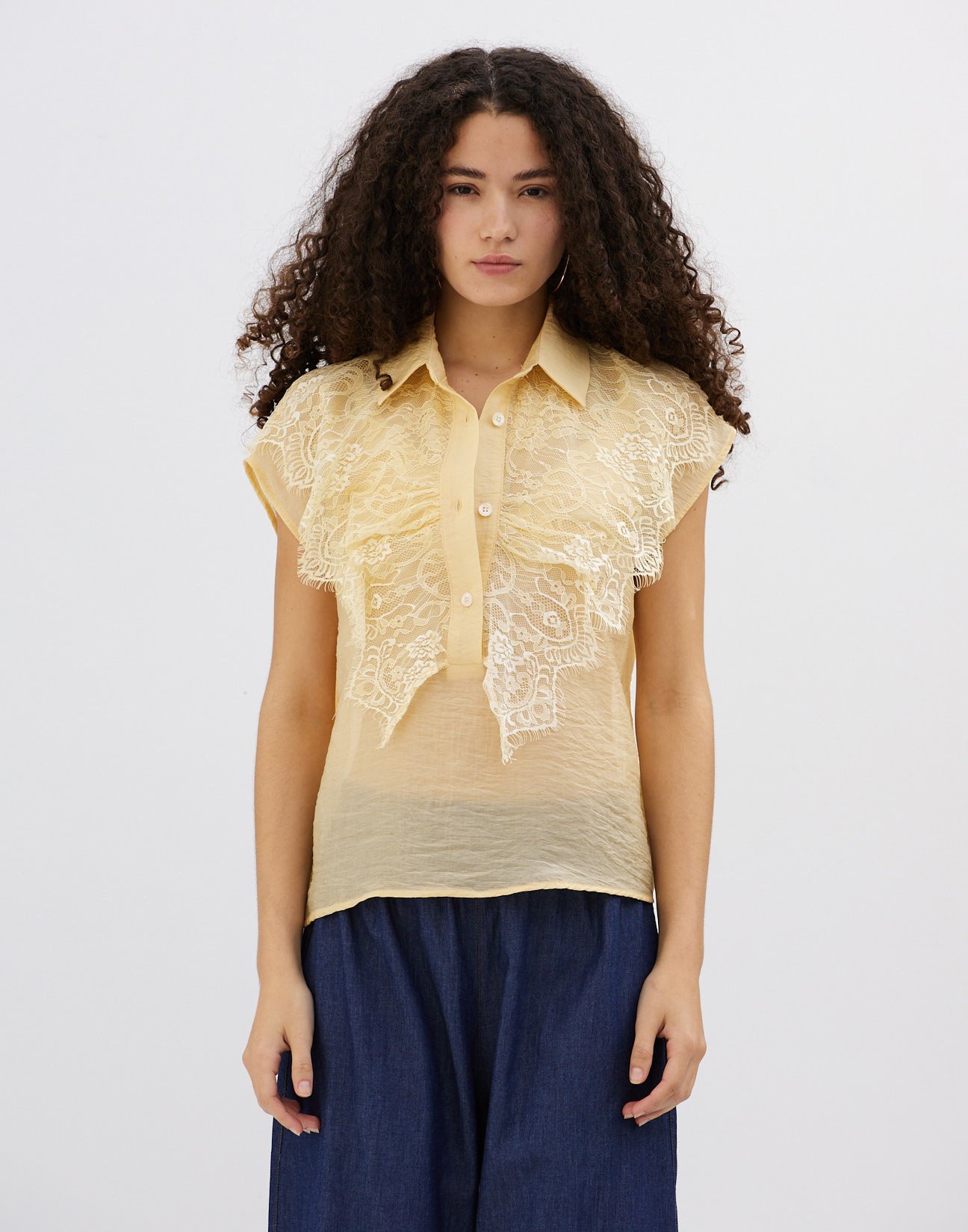 Blouse with lace