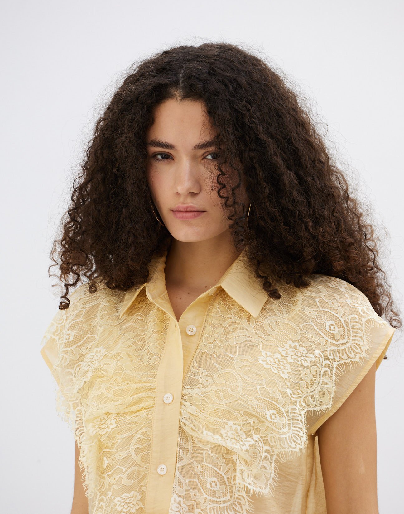 Blouse with lace