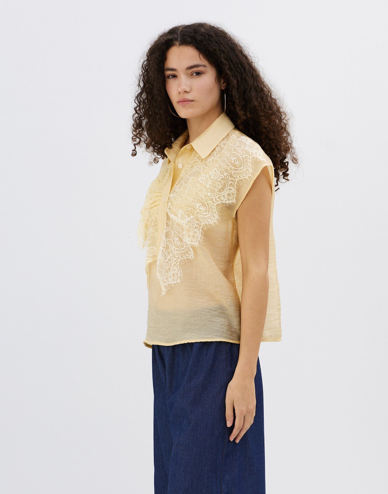 Blouse with lace