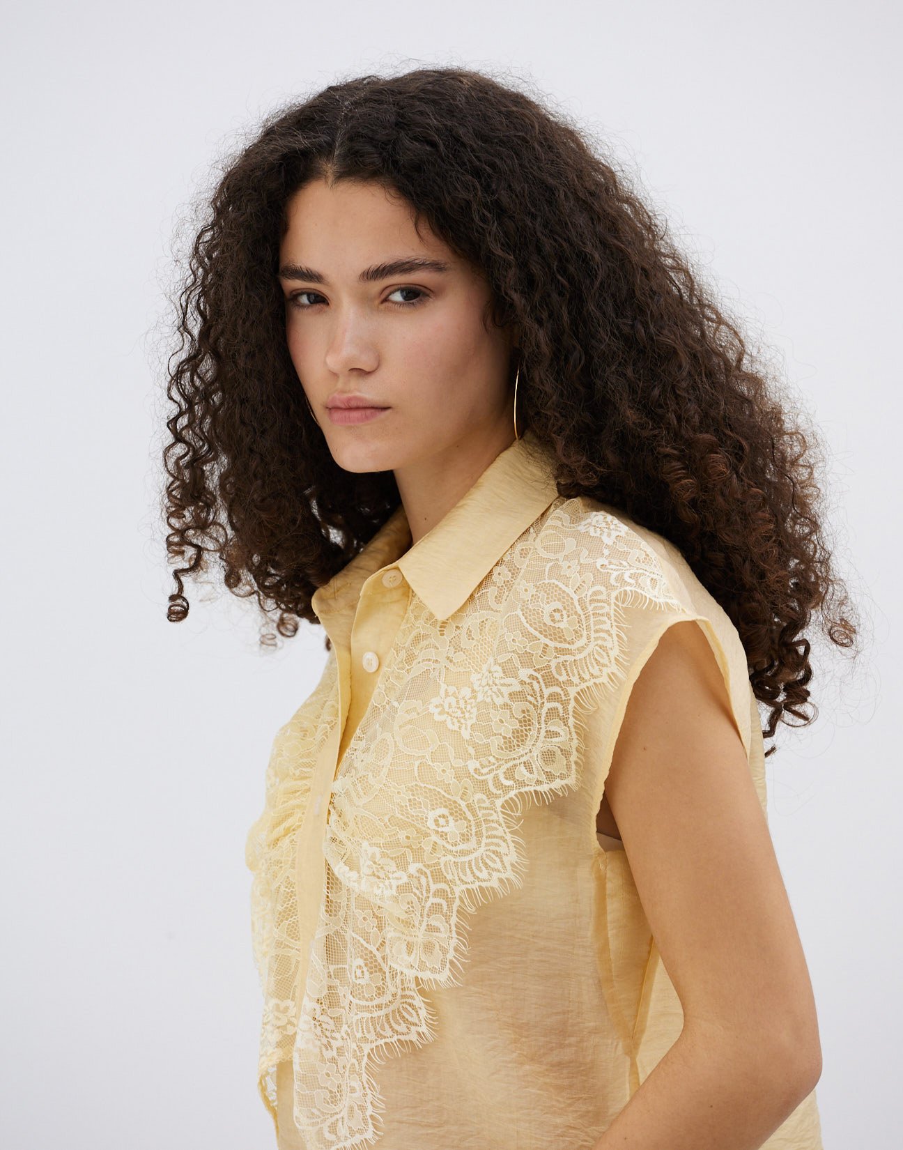 Blouse with lace