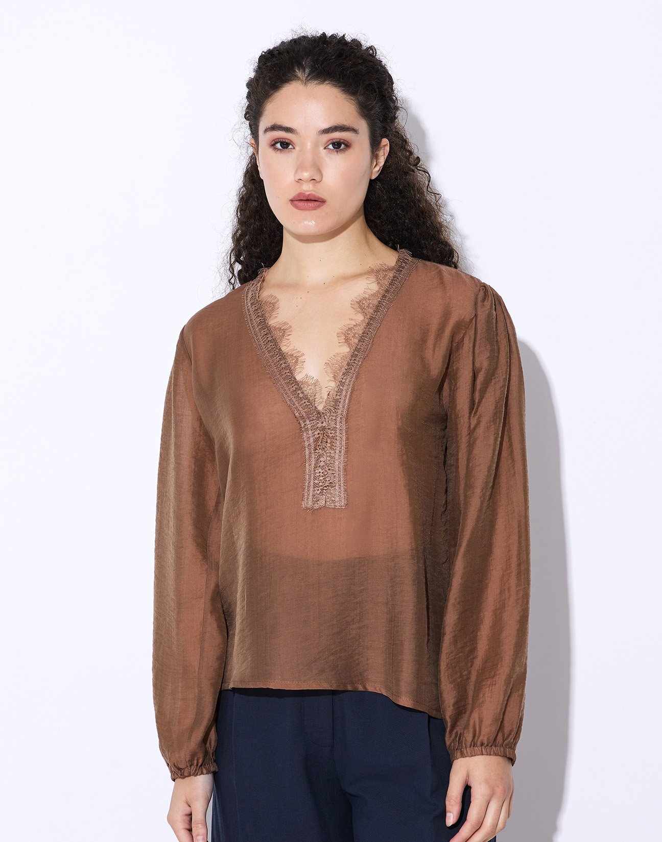 Blouse with lace