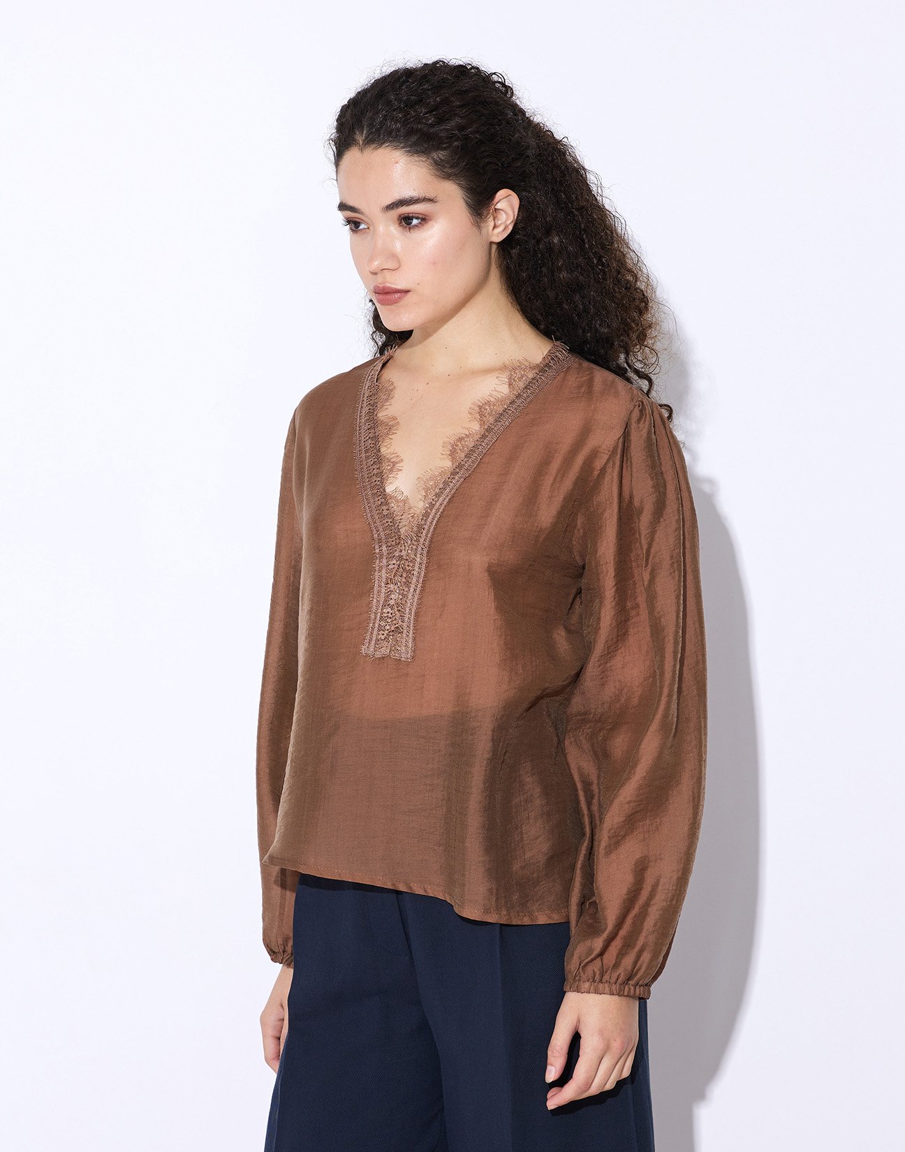 Blouse with lace