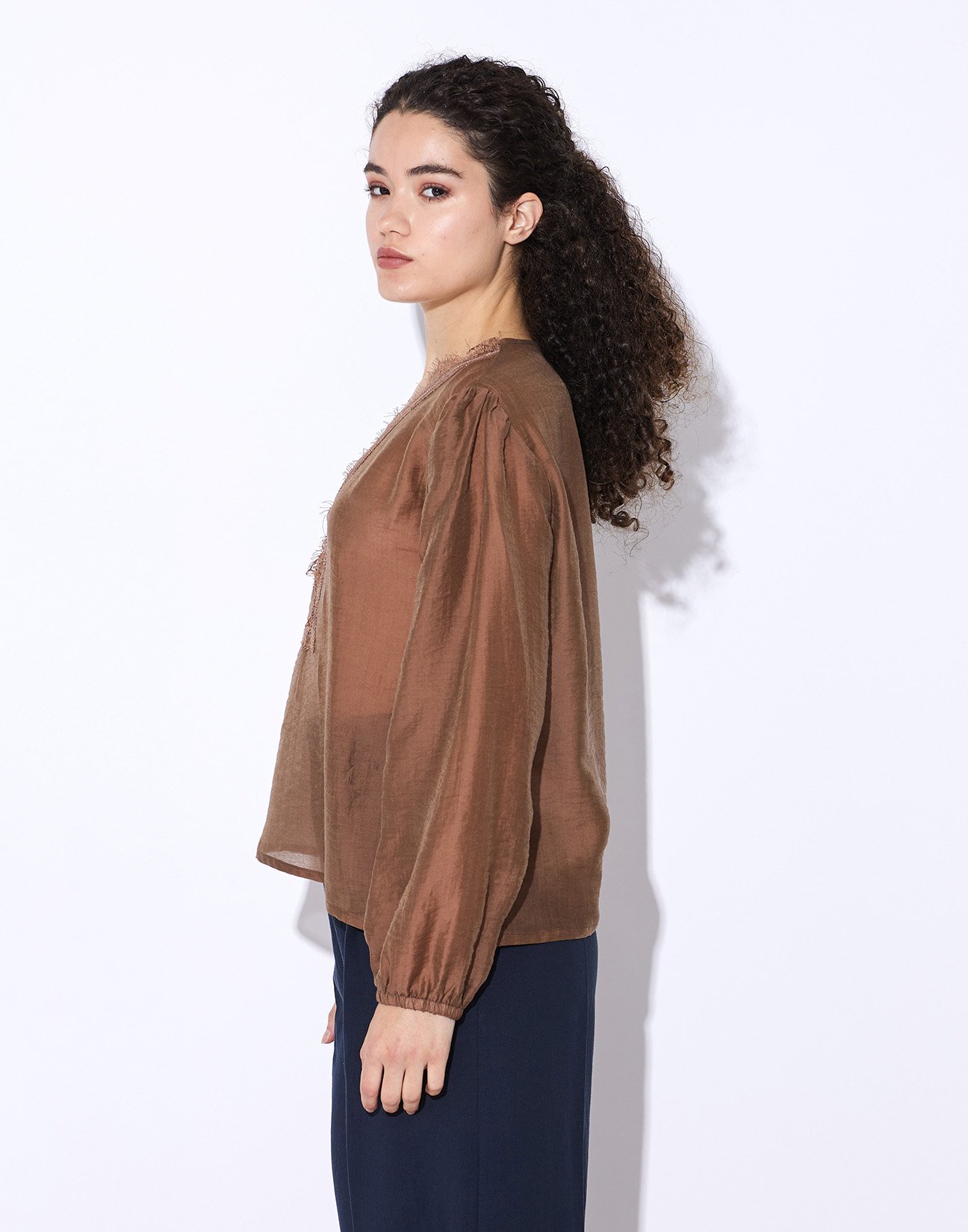 Blouse with lace