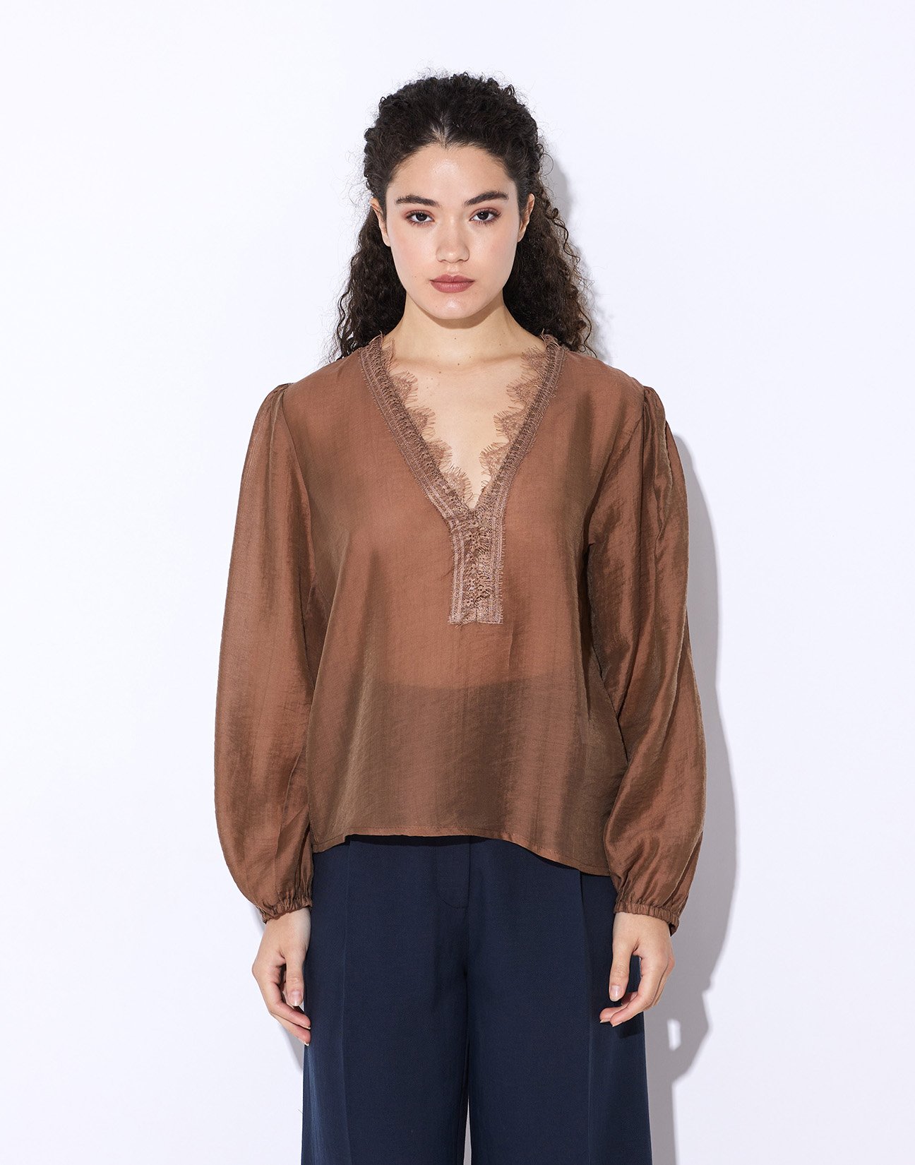 Blouse with lace