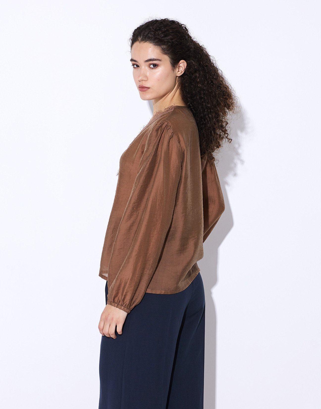 Blouse with lace