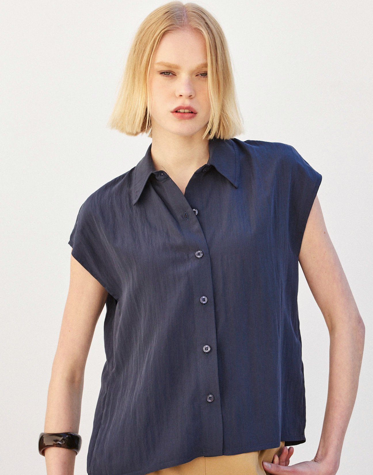 Sleeveless shirt