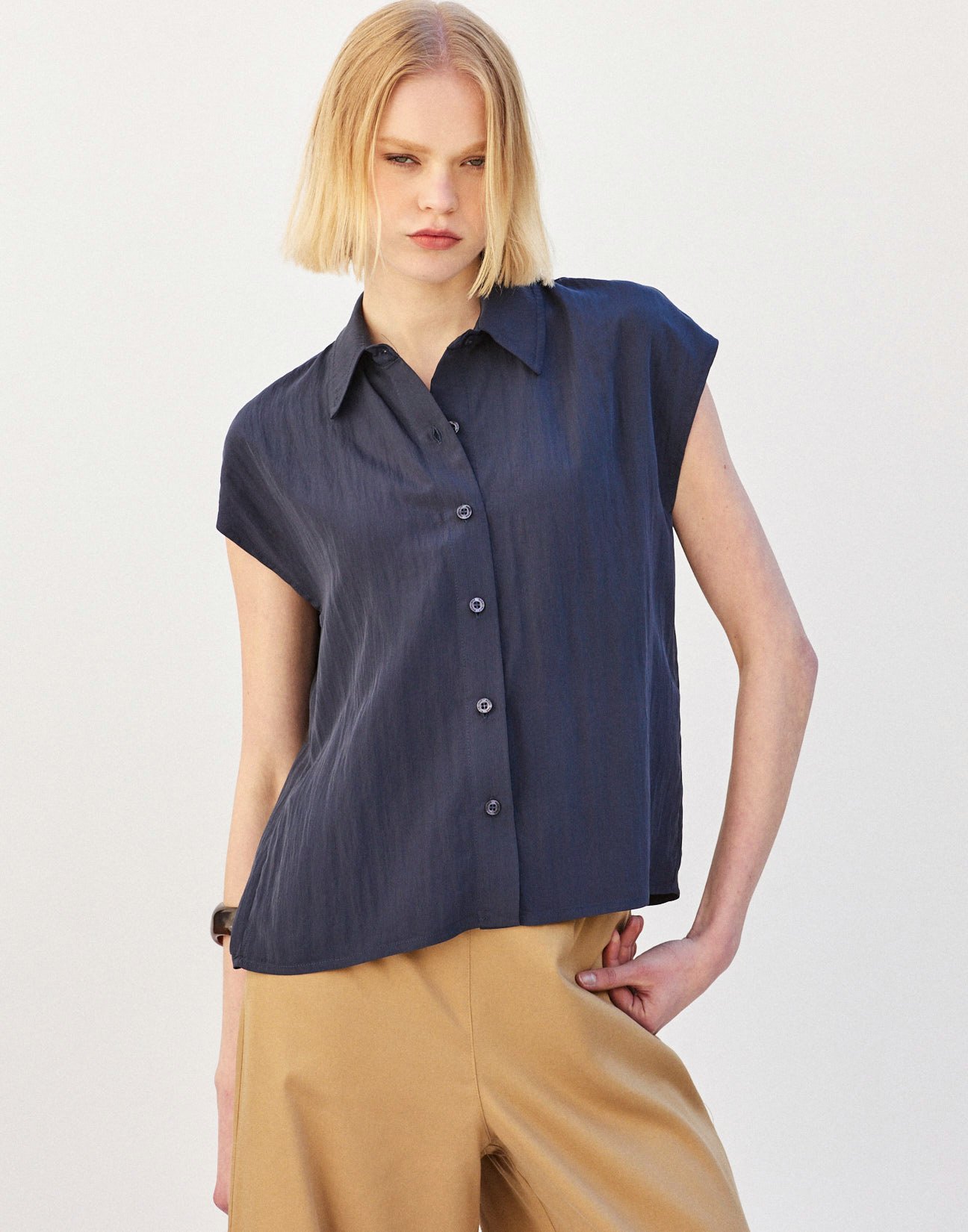 Sleeveless shirt