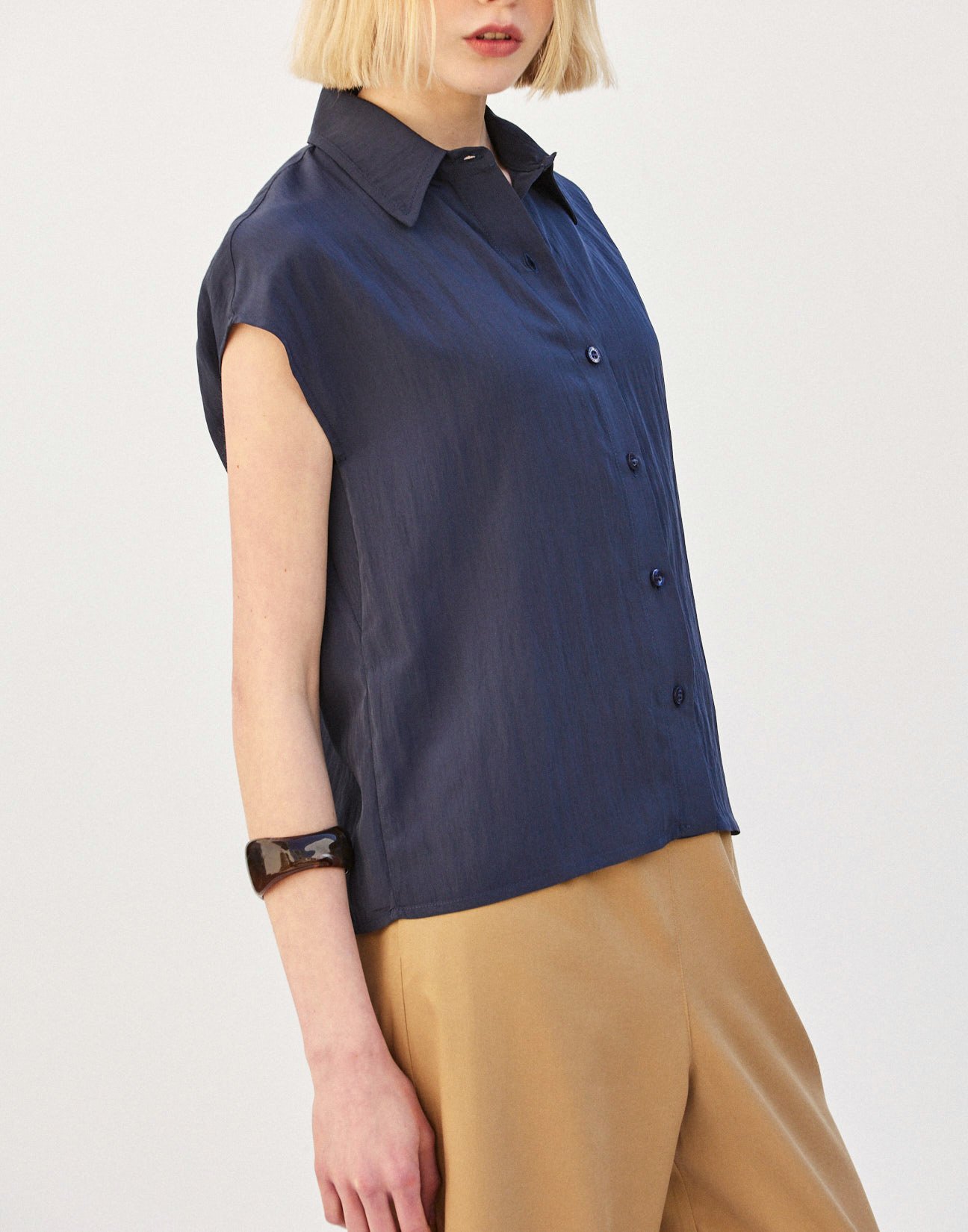 Sleeveless shirt