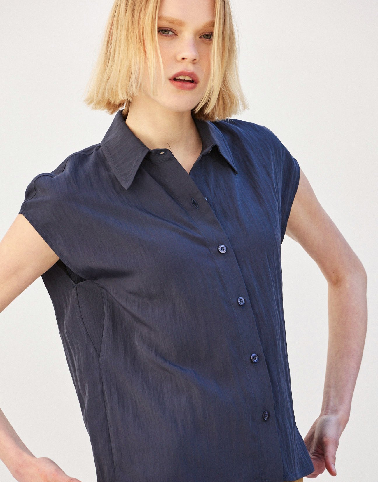Sleeveless shirt