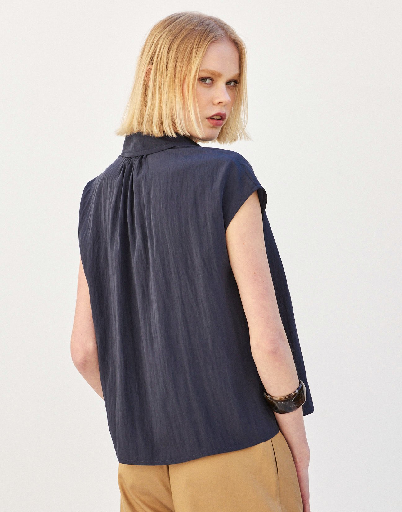 Sleeveless shirt