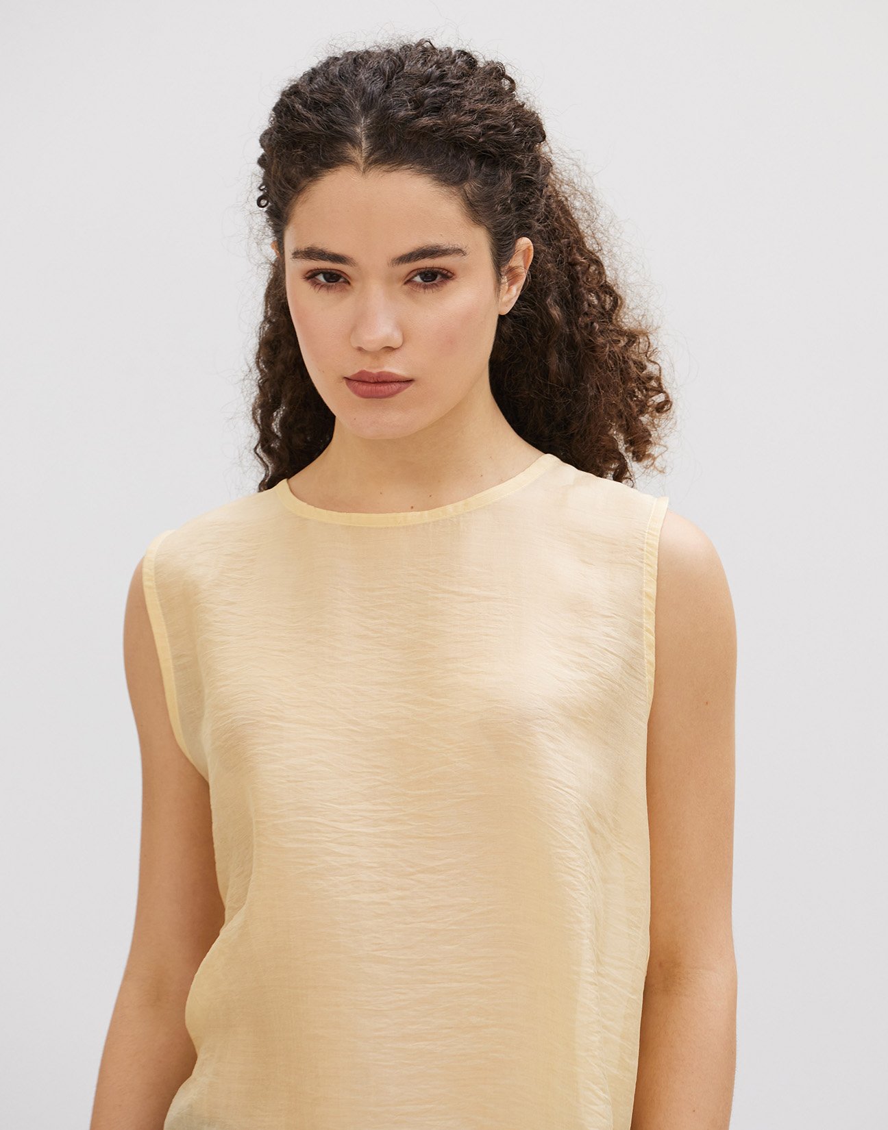 Sleeveless blouse with ruffles