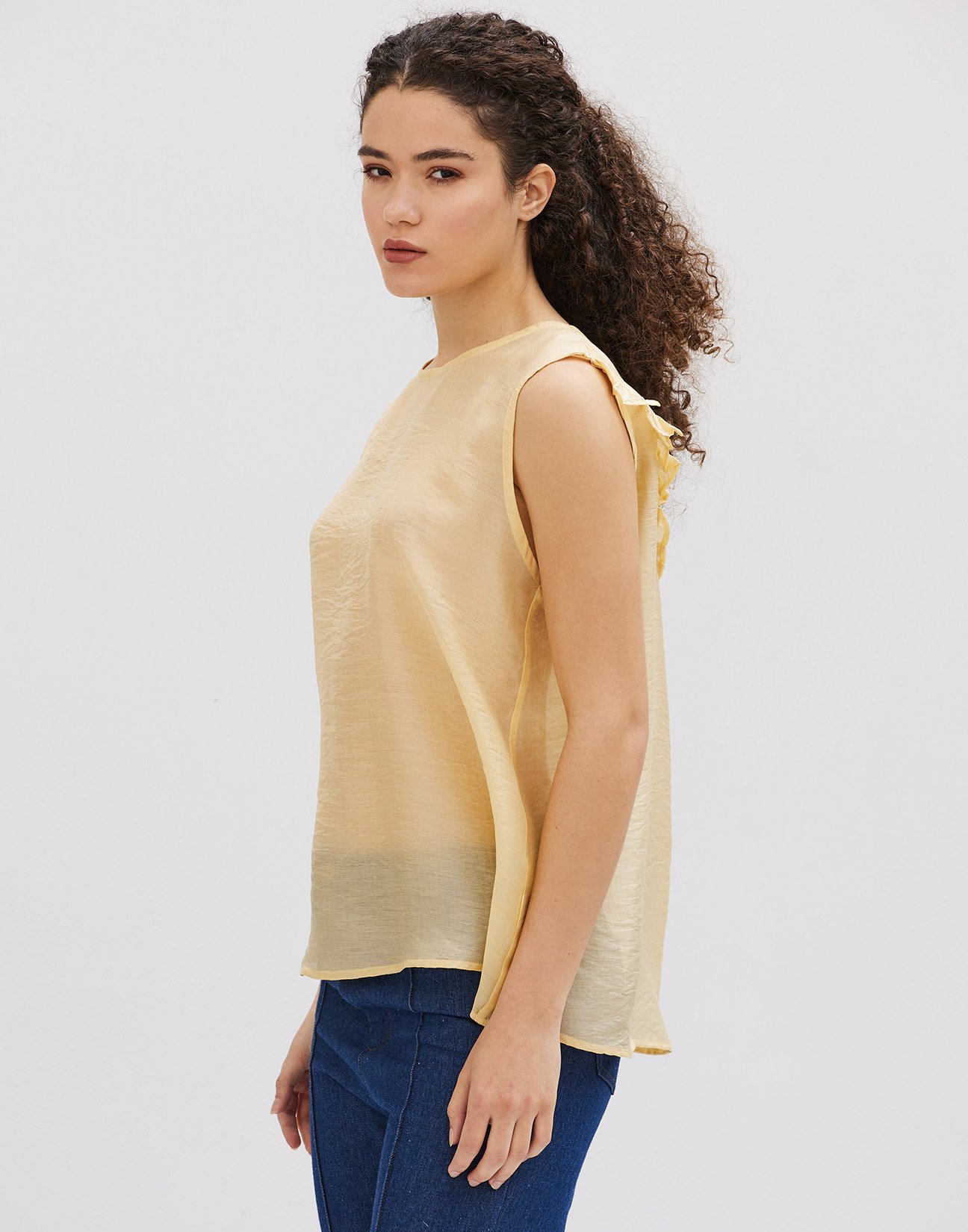 Sleeveless blouse with ruffles